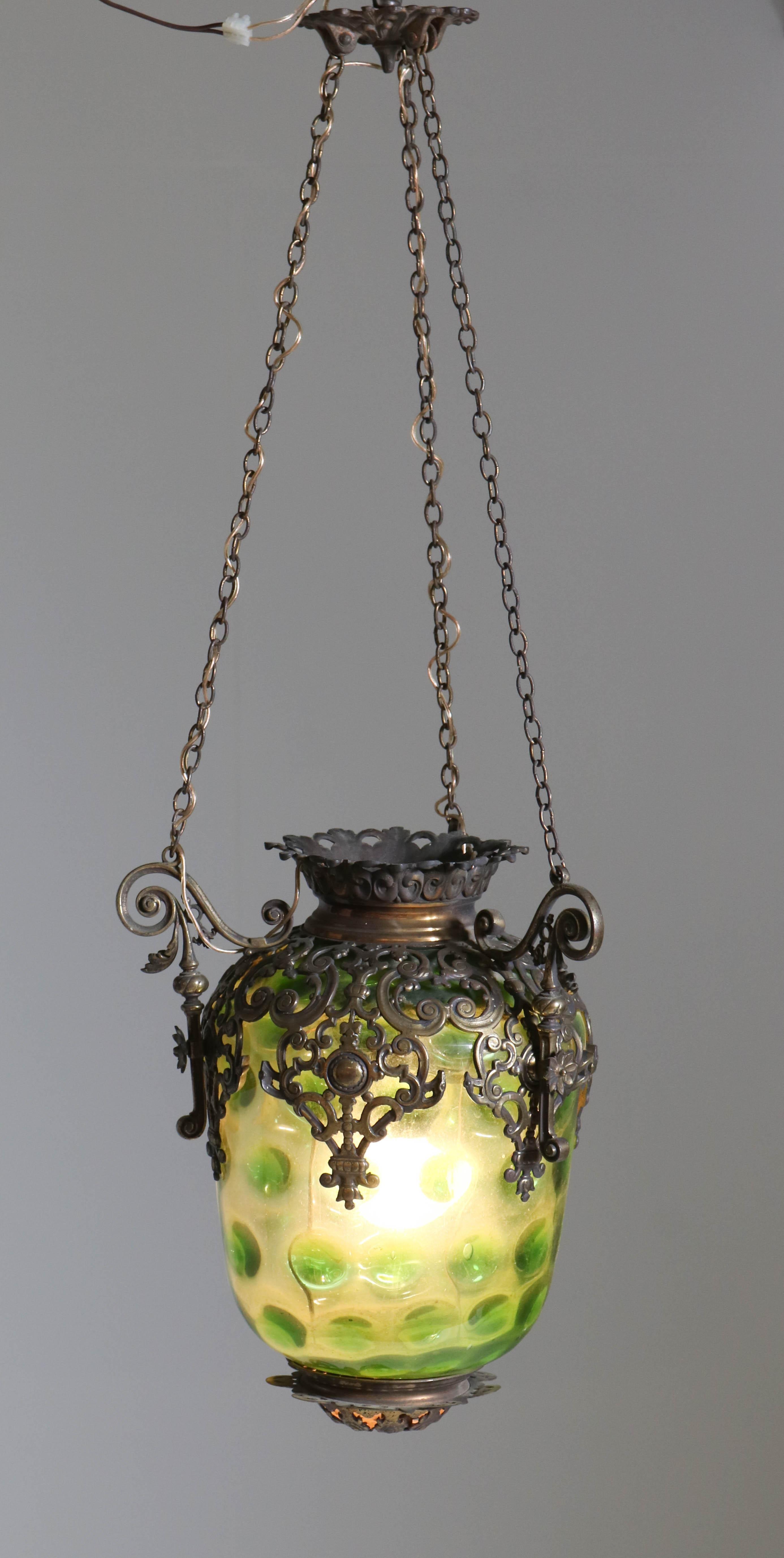 Offered by Amsterdam Modernism:
Wonderful French antique hall lantern.
Brass frame and chains with original green glass shade.
In good original condition with minor wear consistent with age and use,
preserving a beautiful patina.
