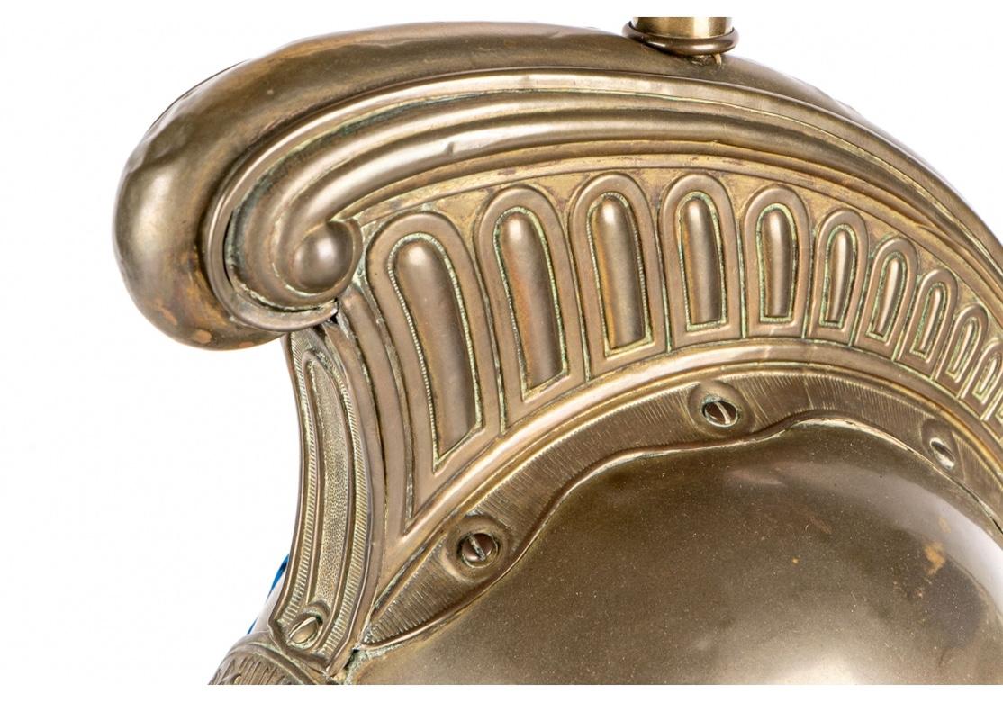 Laiton Casque français ancien en laiton inclinable en forme de lampe en vente