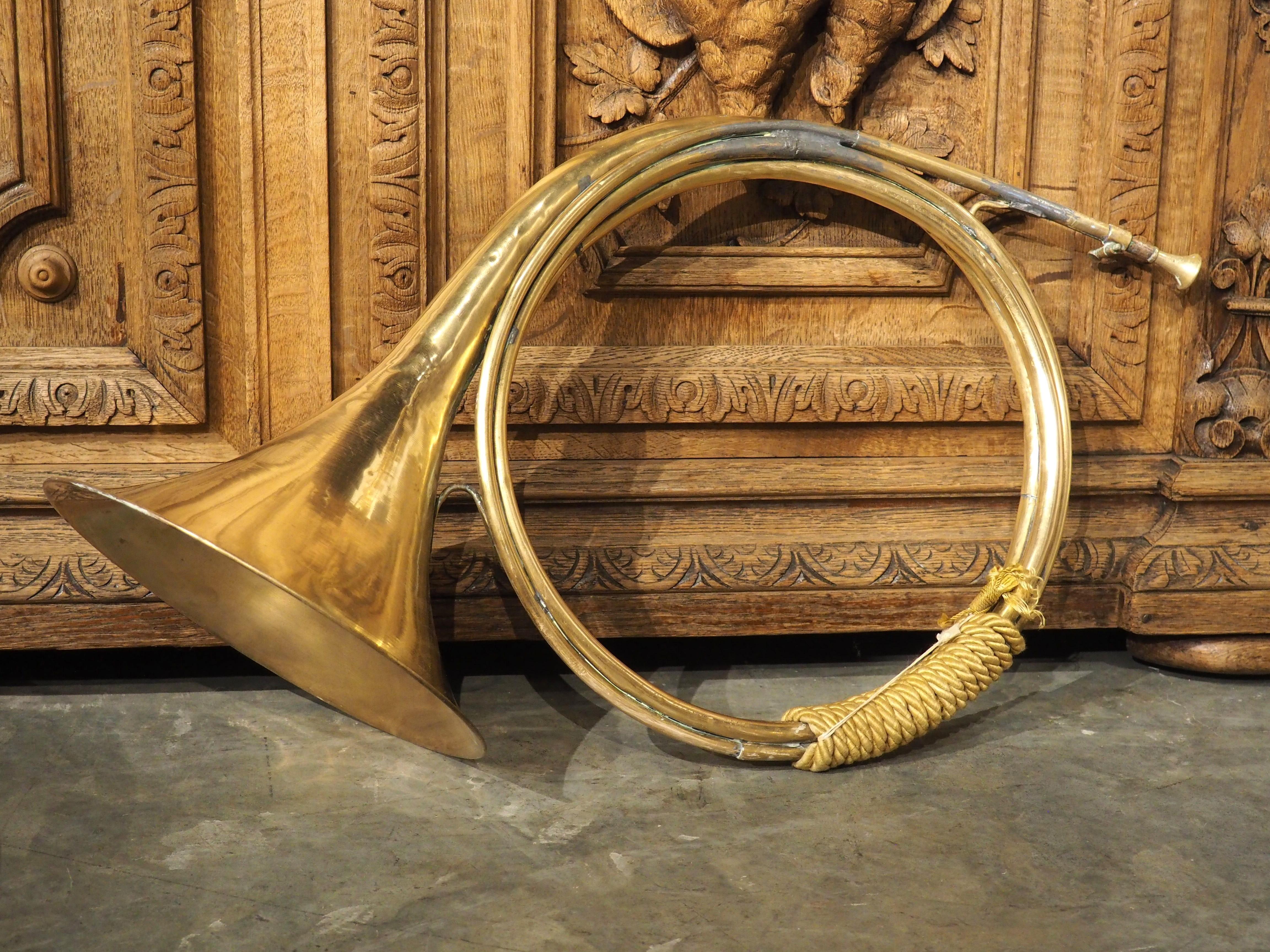 Ancêtre des cors d'orchestre modernes, ce cor de chasse était porté par un membre de l'équipe de chasse au renard ou au cerf, appelé le chasseur. Contrairement aux cors d'orchestre, cette version pour cuivres n'a pas de soupape et repose sur