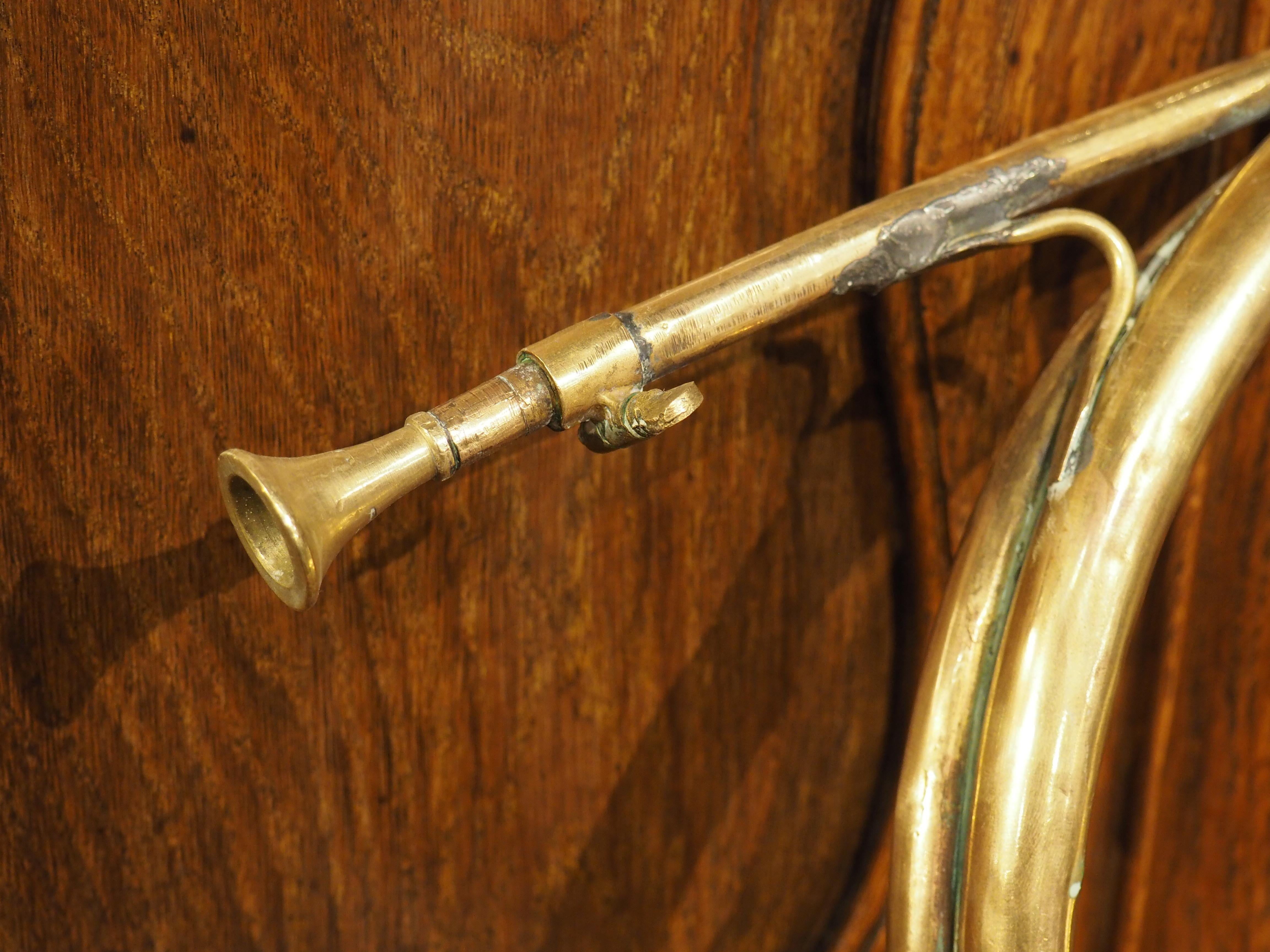 Français Antique cor de chasse français en laiton, 