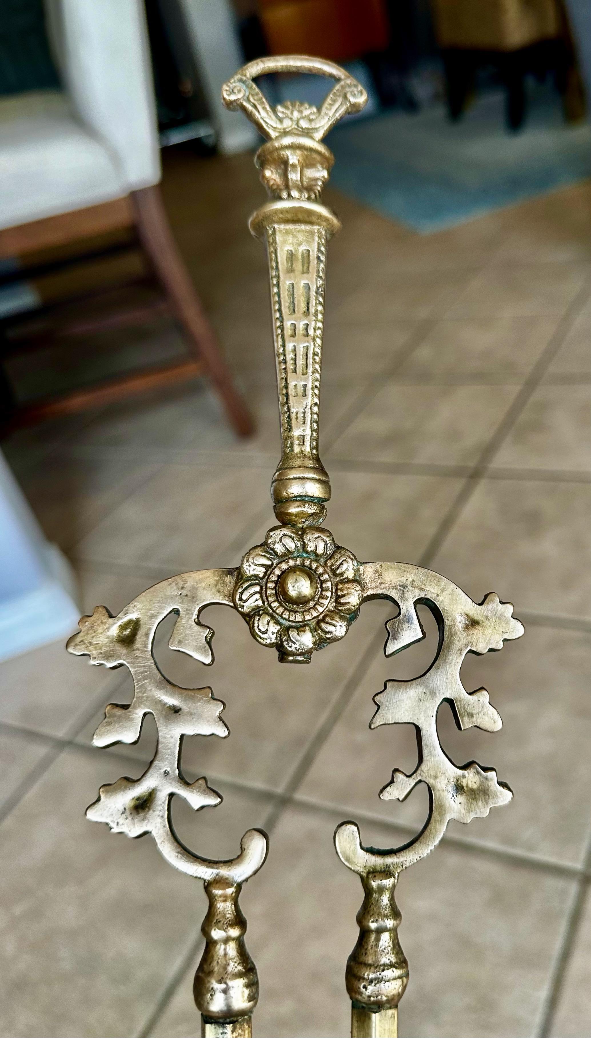 Antique French Brass Hunting Motif Fireplace Tools Set 1900s Hunting lodge For Sale 8