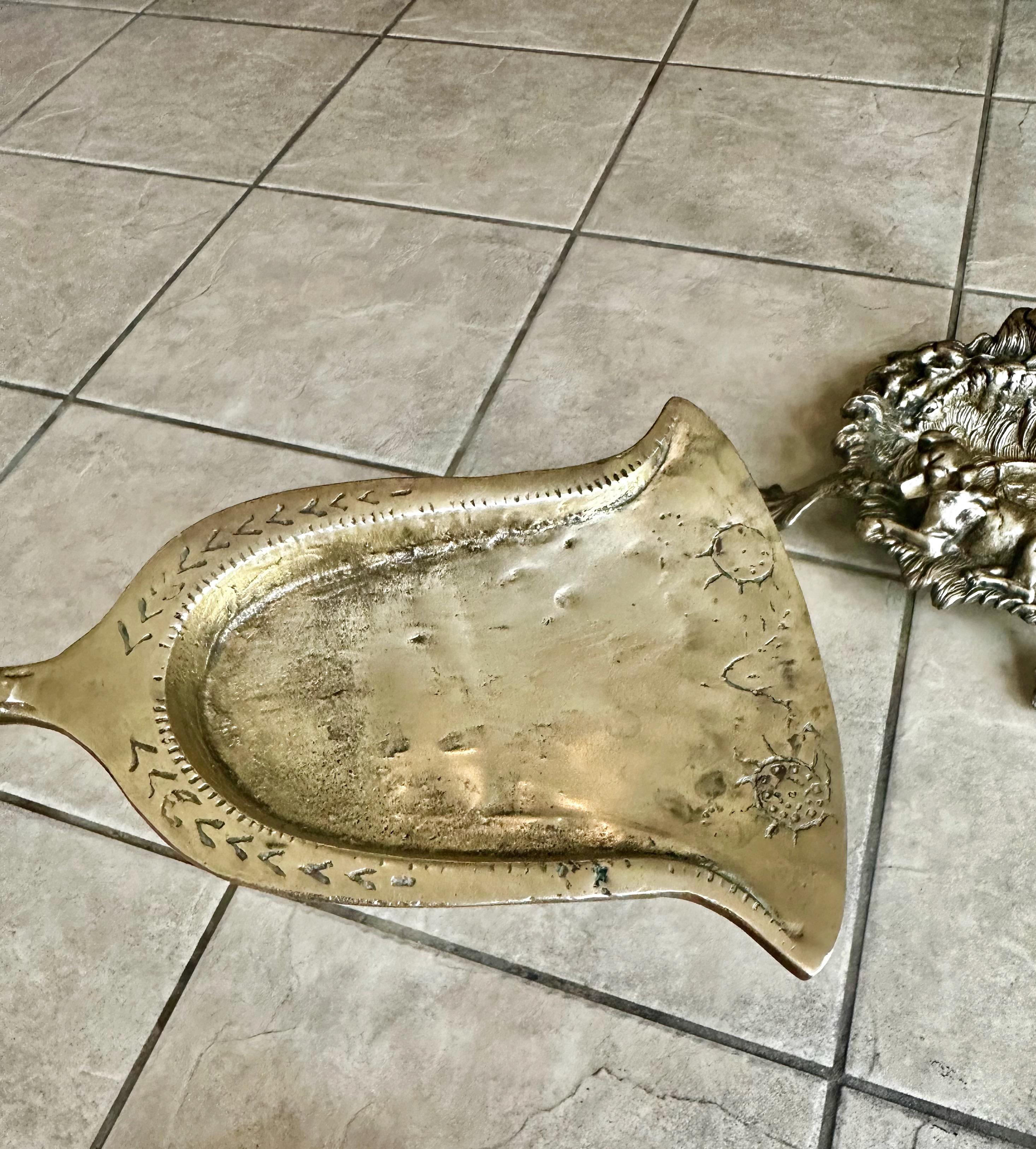 Antique French Brass Hunting Motif Fireplace Tools Set 1900s Hunting lodge For Sale 10