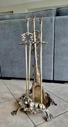 Ensemble d'outils de cheminée en laiton français antique à motif de chasse des années 1900