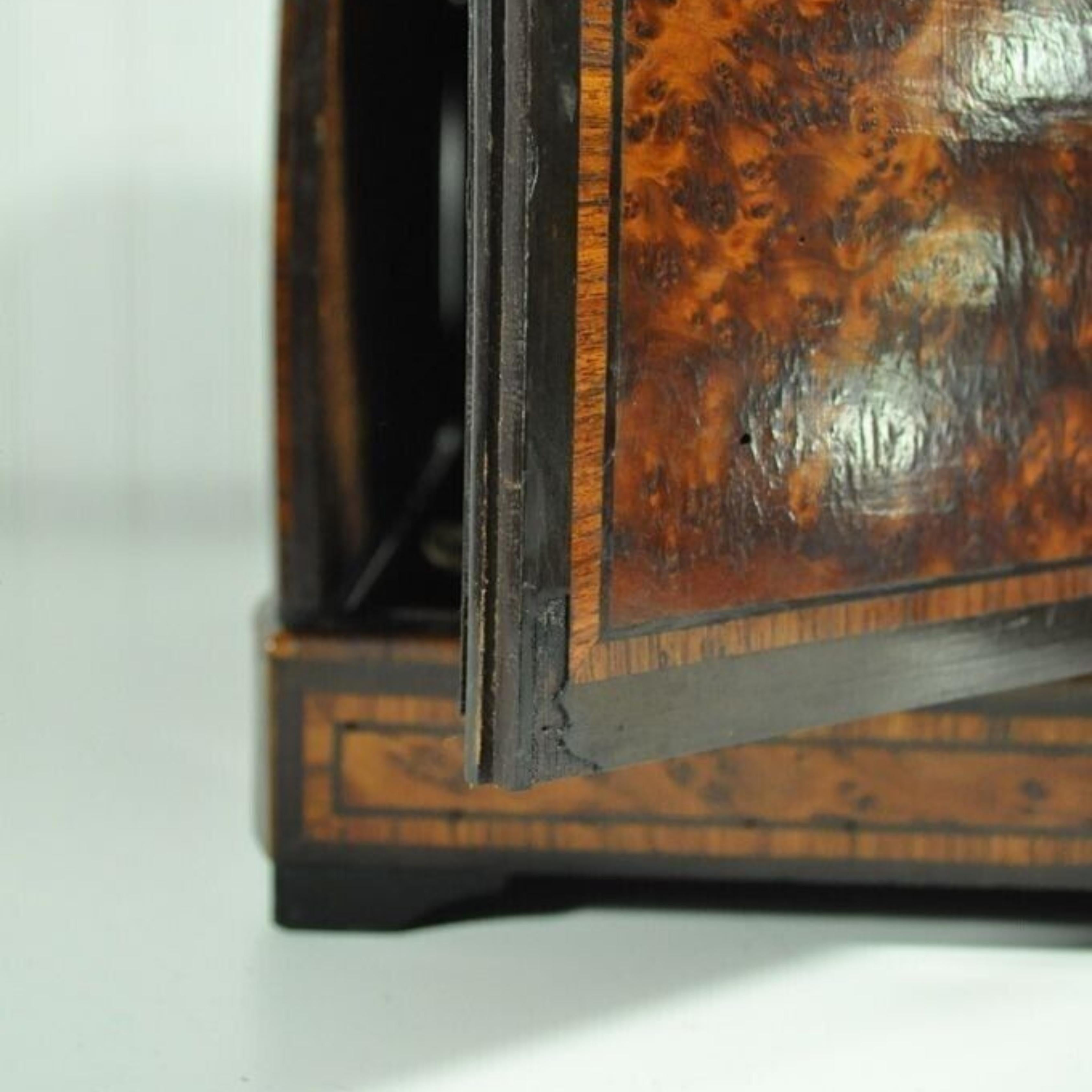Antikes französisches Tantalus-Kasten-Kord-Dekanter-Set aus Messing mit Intarsien, Likörschrank im Angebot 4