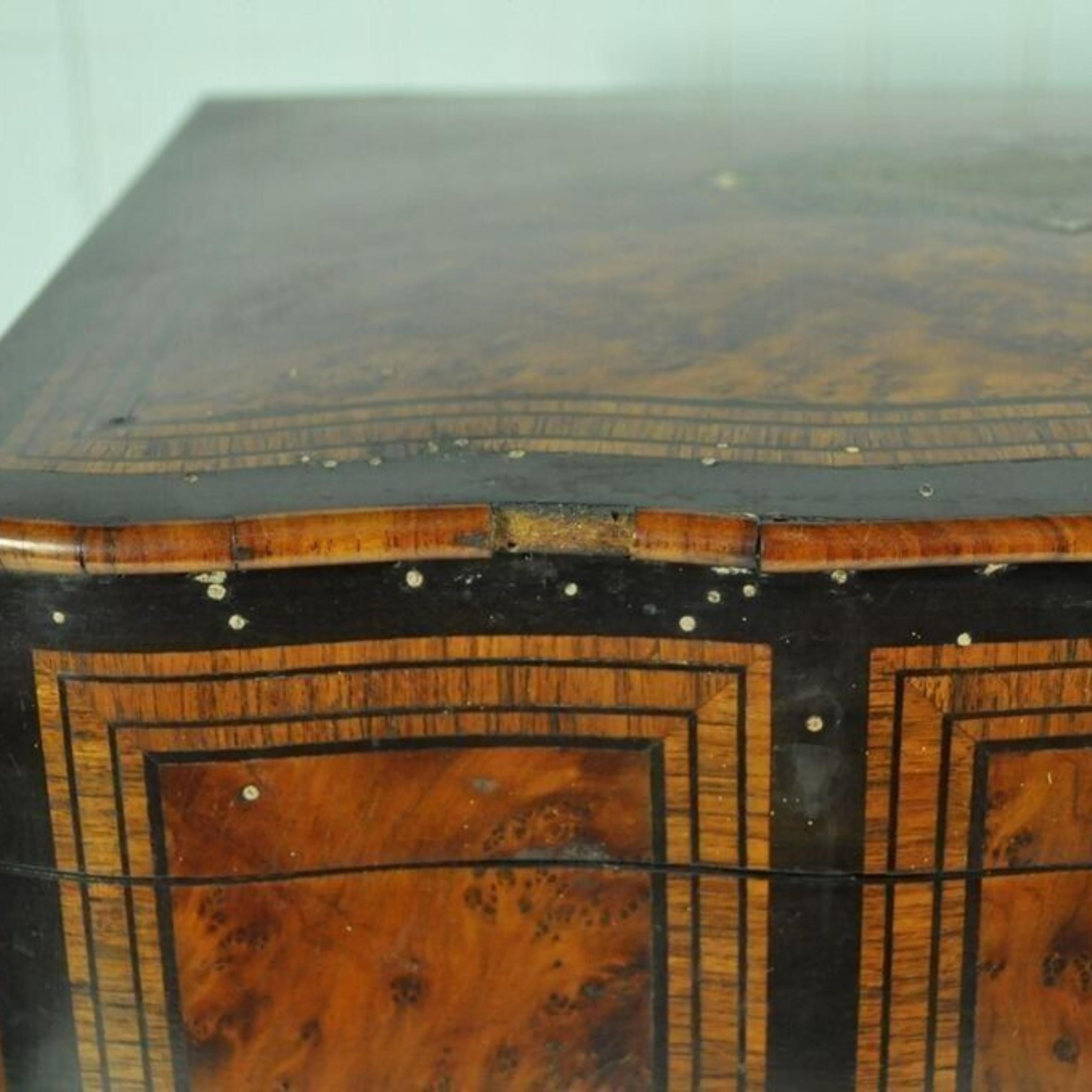 Antikes französisches Tantalus-Kasten-Kord-Dekanter-Set aus Messing mit Intarsien, Likörschrank (Holz) im Angebot