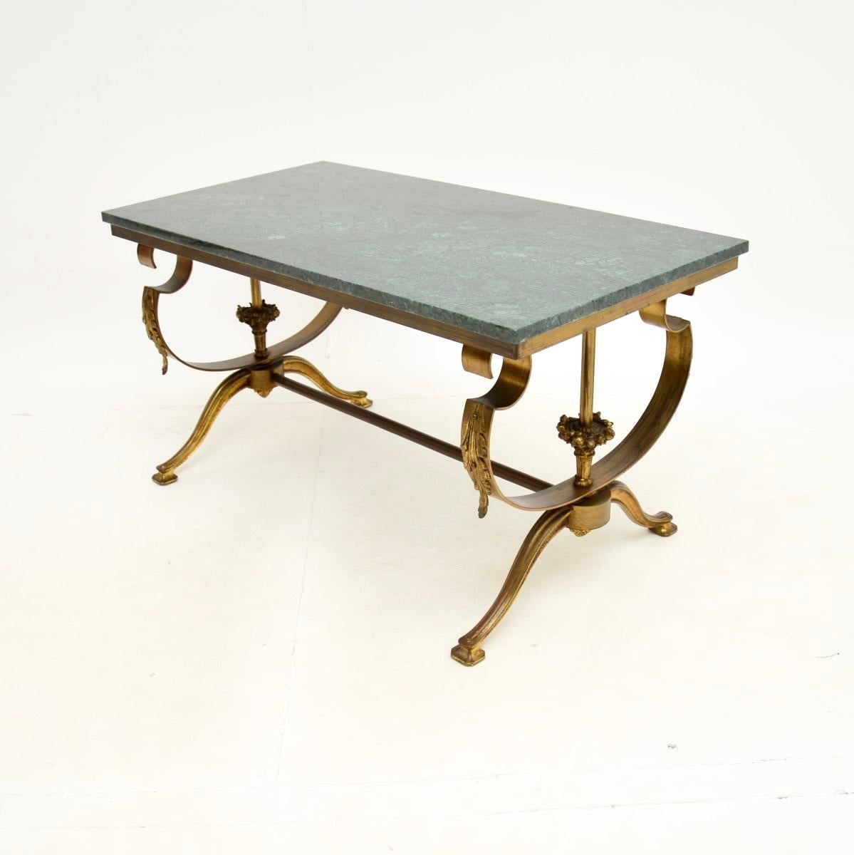 Superbe table basse ancienne en laiton avec plateau en marbre, datant des années 1930.

D'une qualité exceptionnelle, ce cadre en laiton massif est magnifiquement conçu avec des détails complexes. Le laiton a une patine magnifique, complétée par le