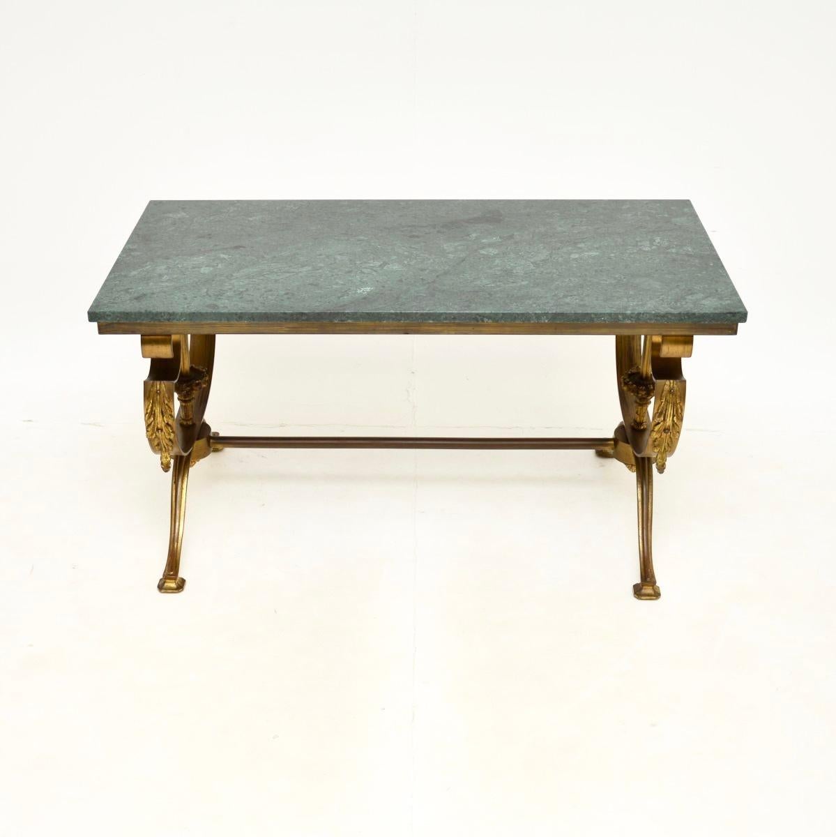 Empire Table basse ancienne à plateau de marbre en laiton français en vente