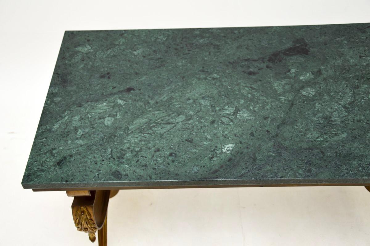 Français Table basse ancienne à plateau de marbre en laiton français en vente