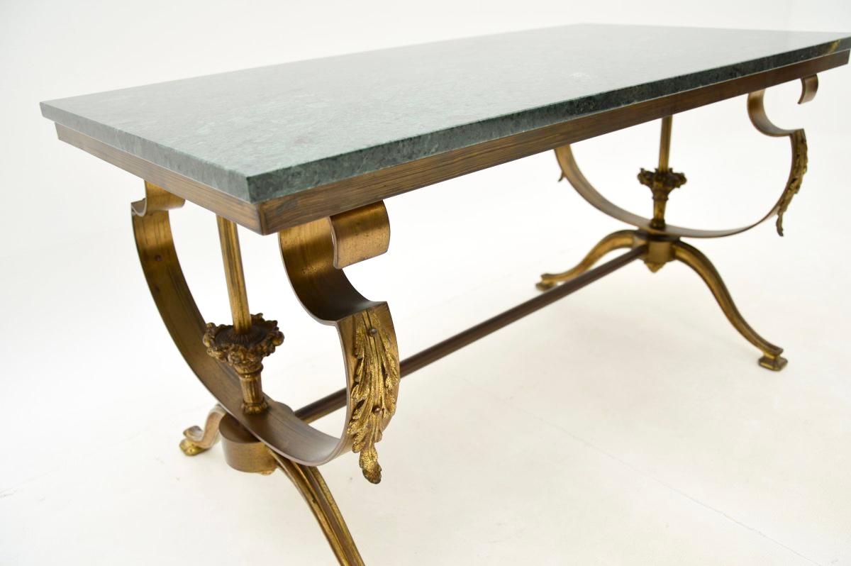 Milieu du XXe siècle Table basse ancienne à plateau de marbre en laiton français en vente