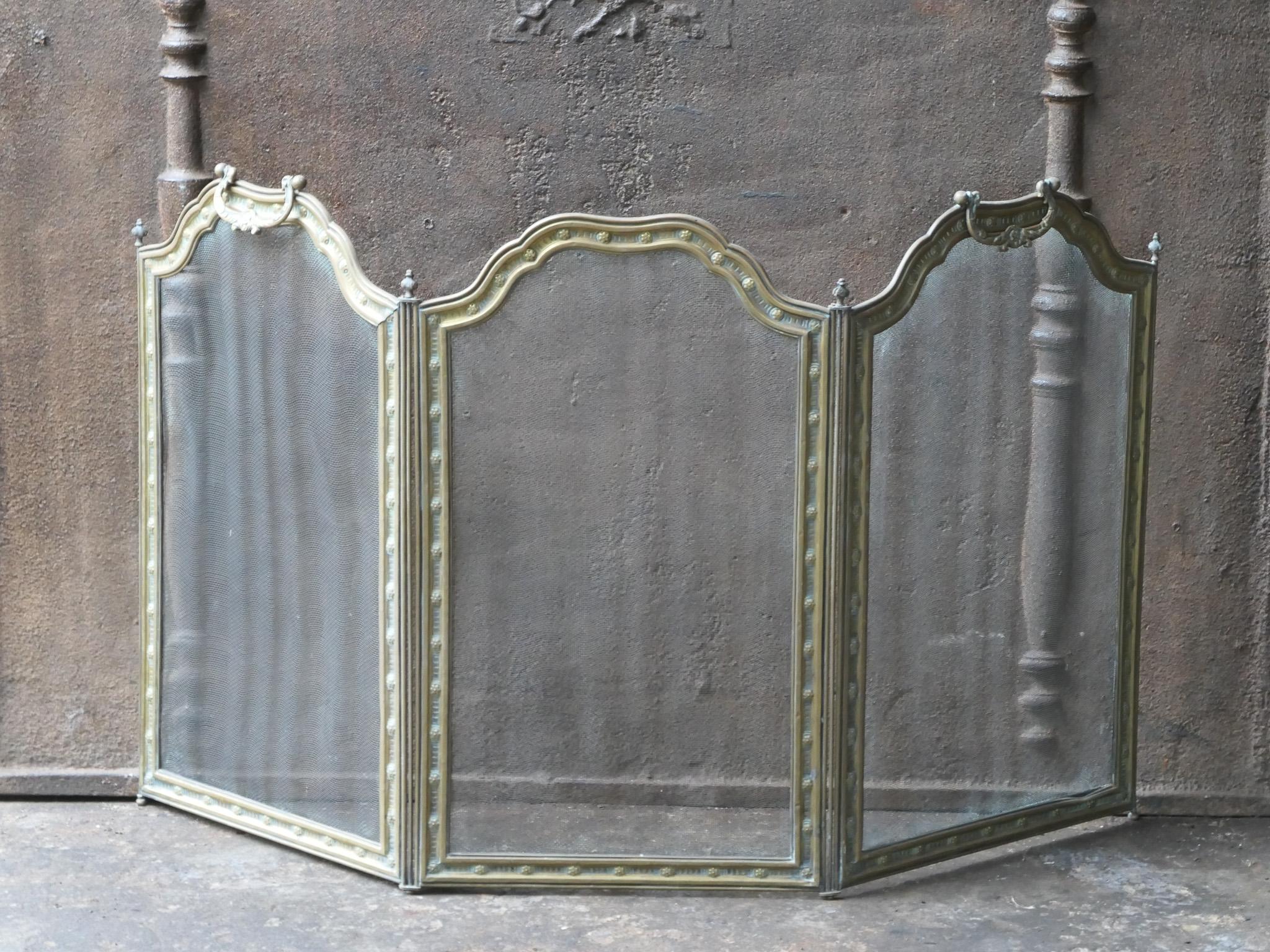 Paravento per caminetto francese Napoleone III a 3 pannelli del XIX secolo. Lo schermo è realizzato in  rete di ottone e ferro. È in buone condizioni e può essere utilizzato davanti al camino.