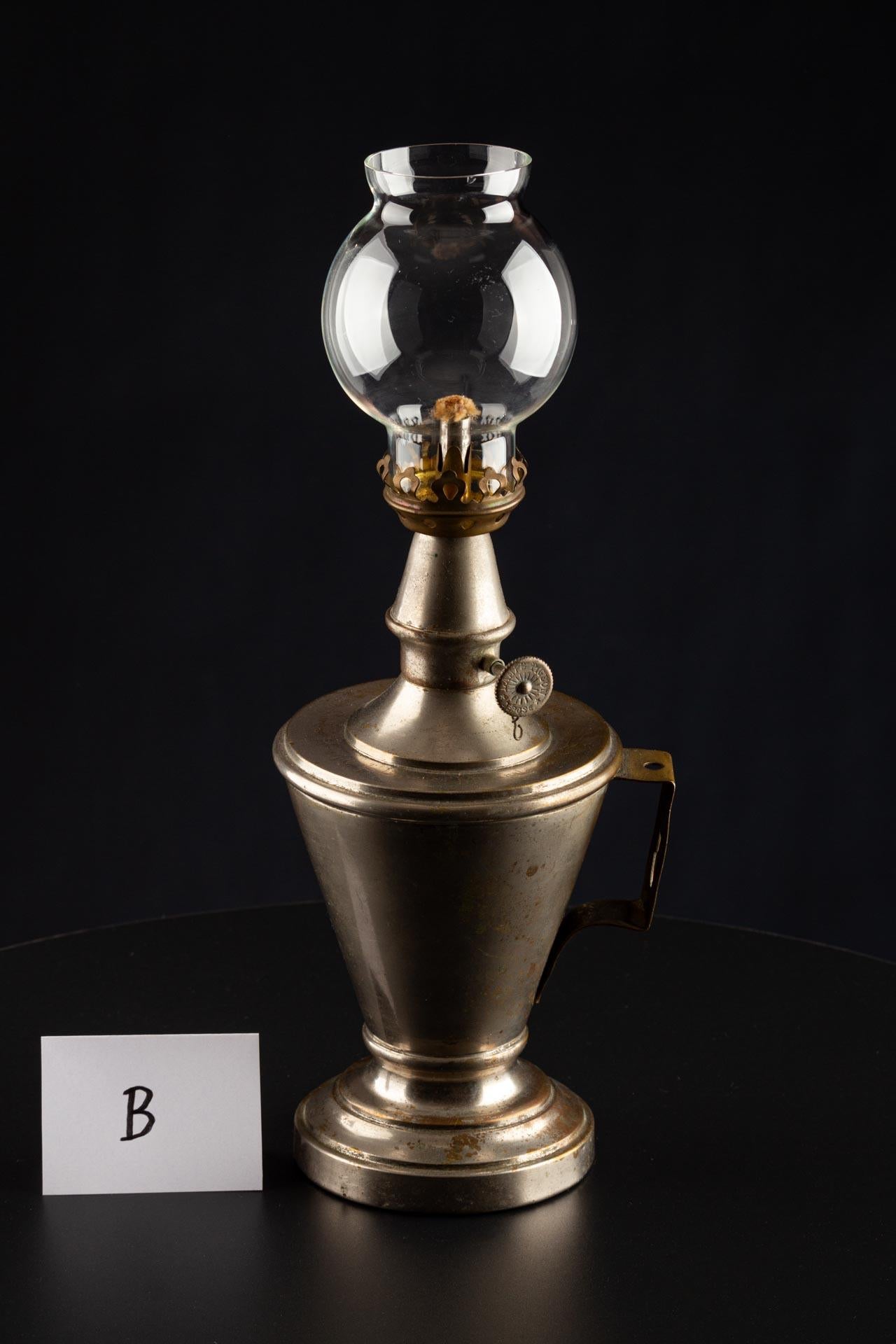 Antique French Brass Nickel-Plated Pigeon Oil Lamp, XIX secolo in vendita 9