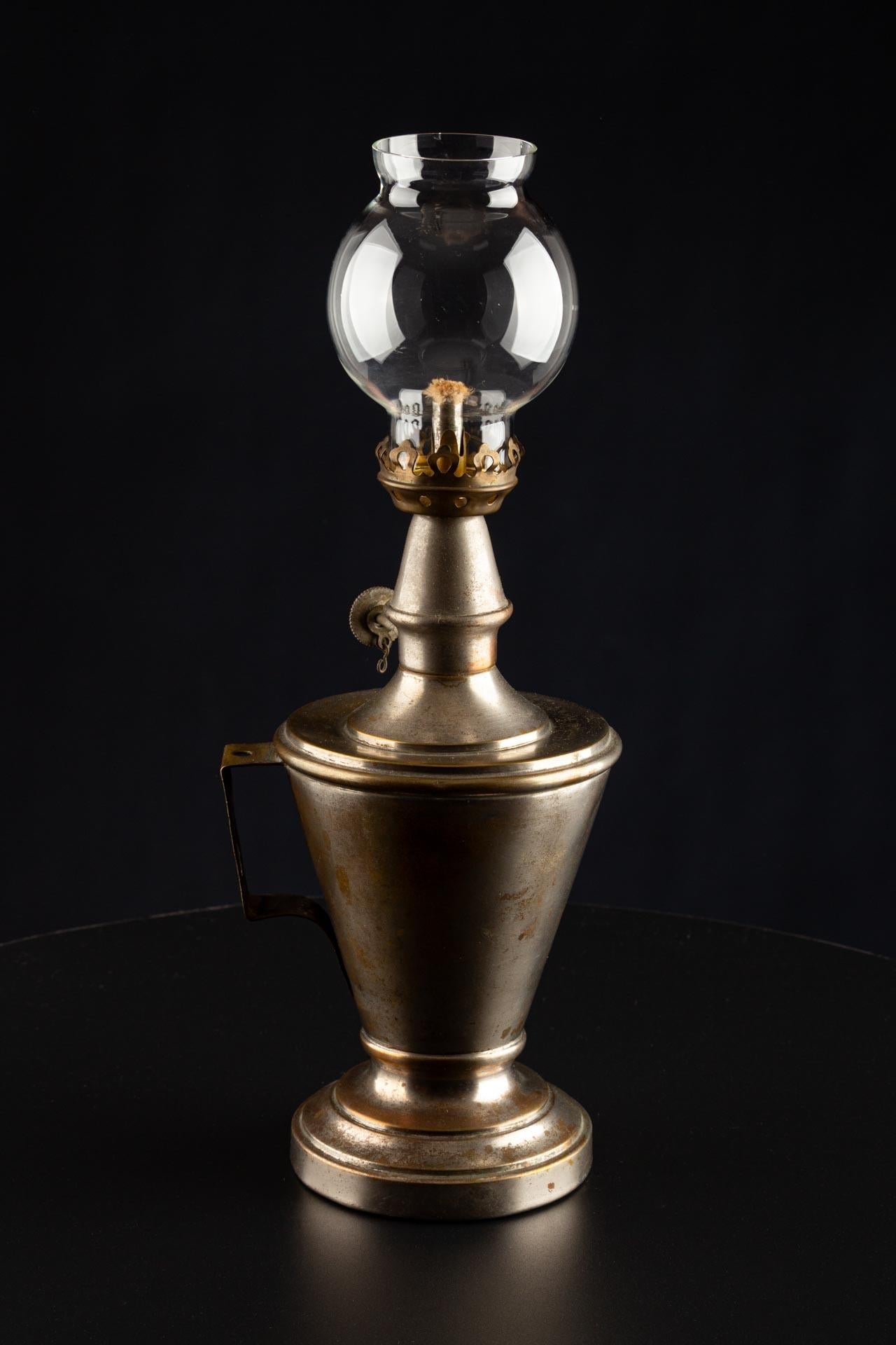 Francese Antique French Brass Nickel-Plated Pigeon Oil Lamp, XIX secolo in vendita