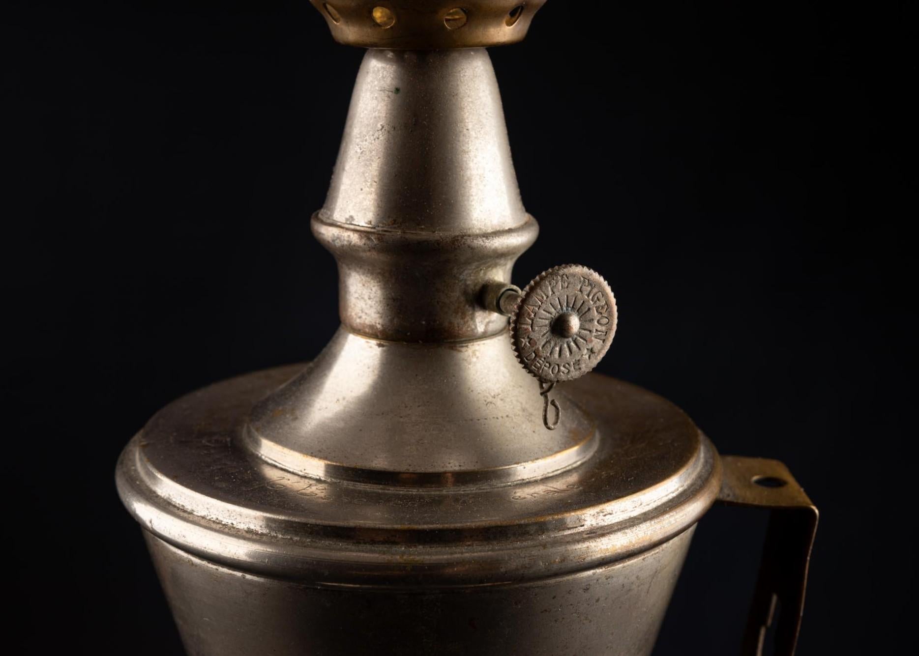 Placcato Antique French Brass Nickel-Plated Pigeon Oil Lamp, XIX secolo in vendita