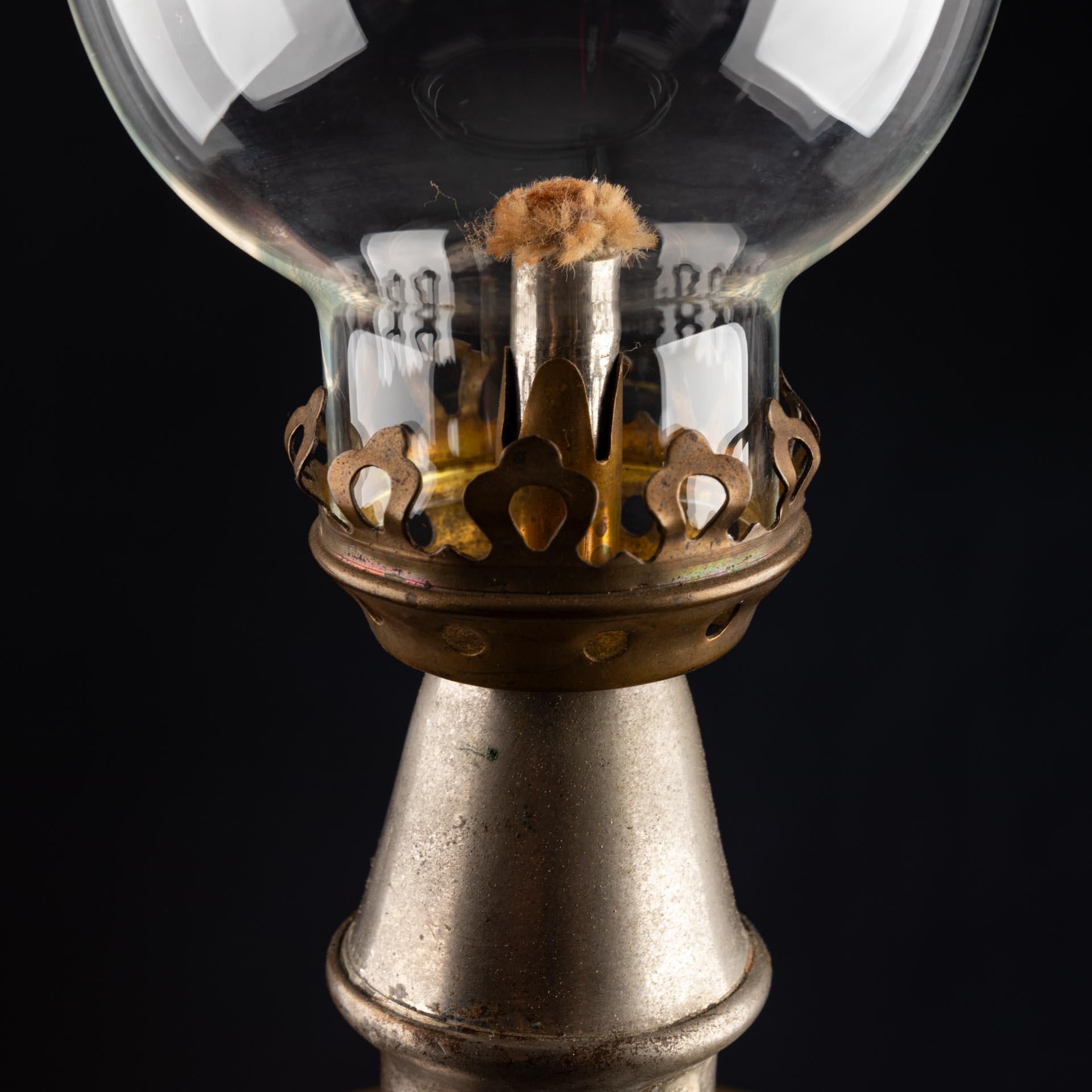 Antique French Brass Nickel-Plated Pigeon Oil Lamp, XIX secolo In condizioni buone in vendita a Greven, DE