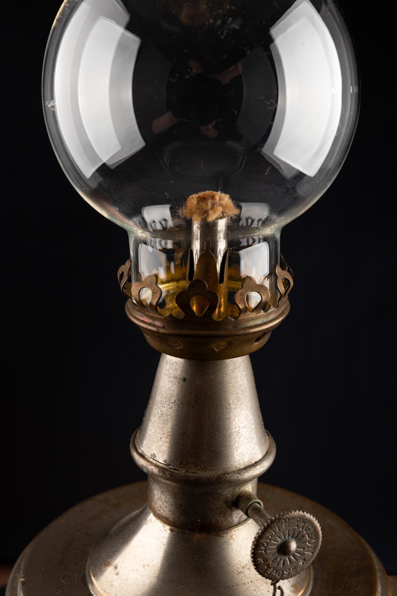 Ottone Antique French Brass Nickel-Plated Pigeon Oil Lamp, XIX secolo in vendita