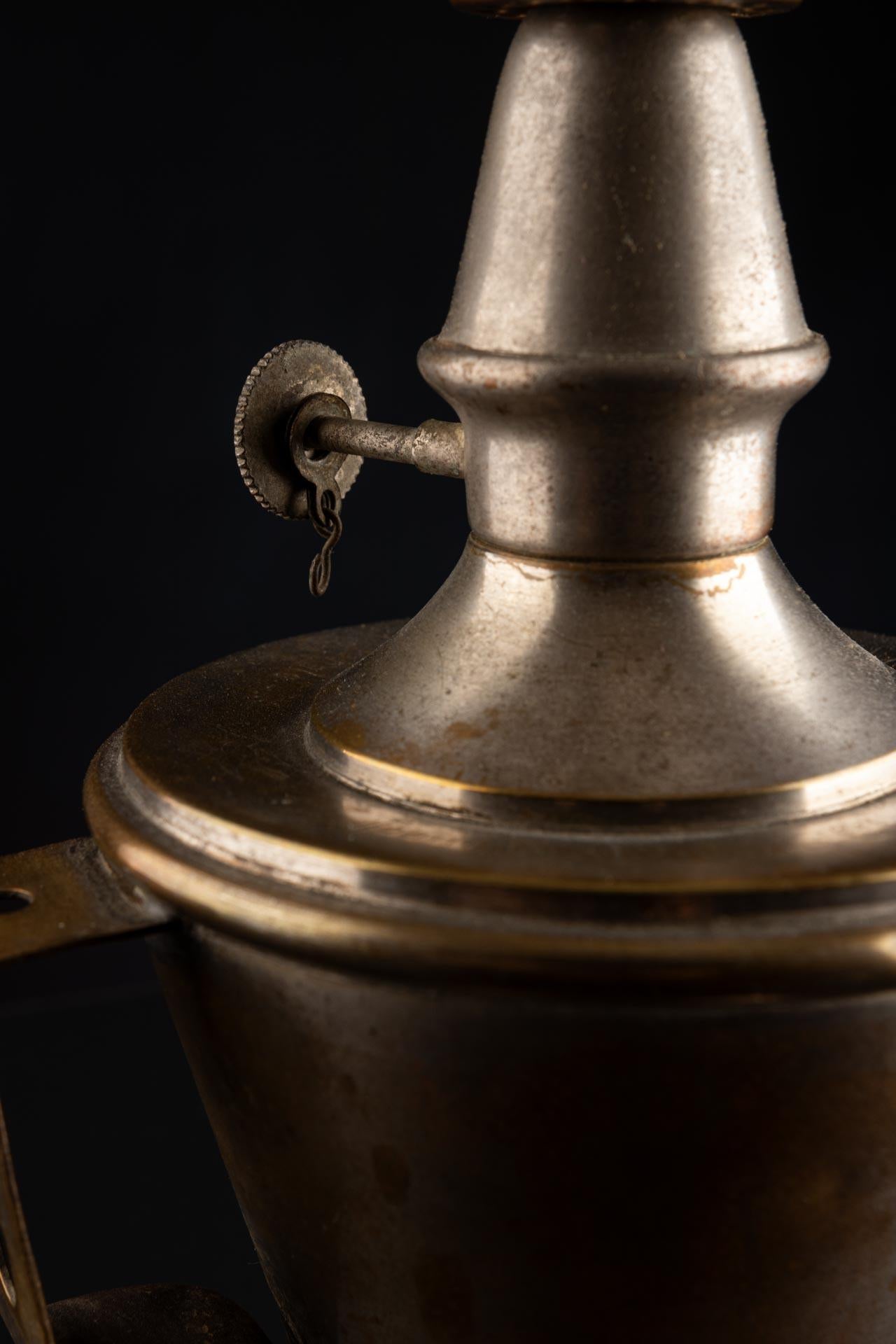 Antique French Brass Nickel-Plated Pigeon Oil Lamp, XIX secolo in vendita 3