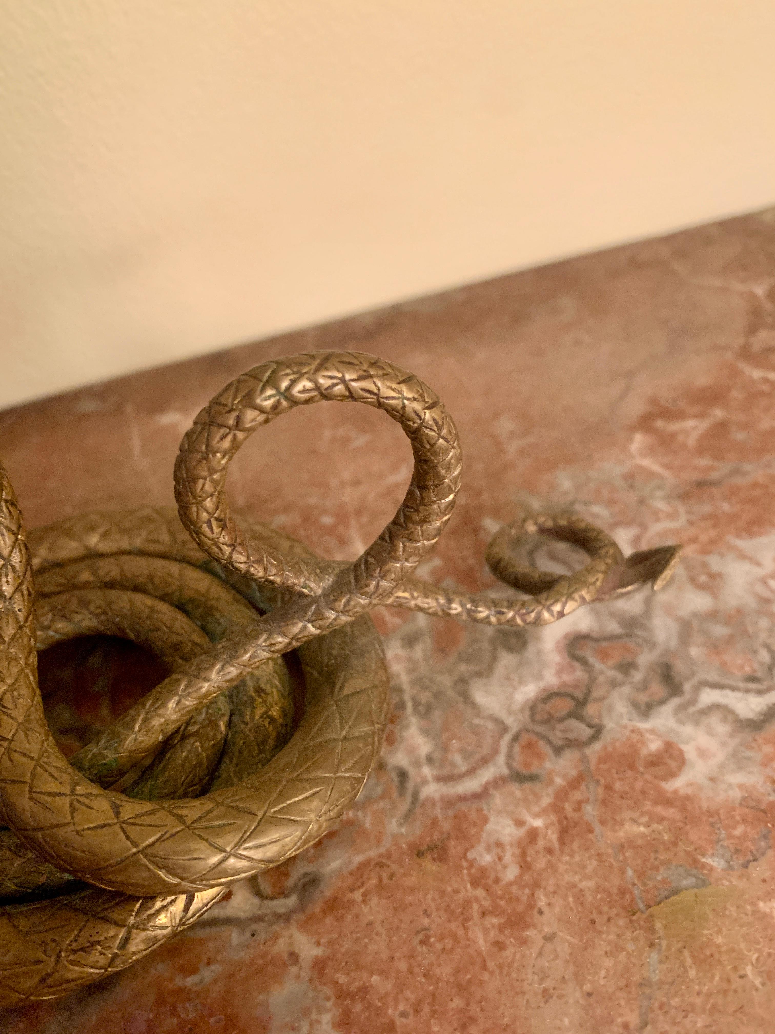 Bougeoir à serpent en laiton français ancien en vente 3