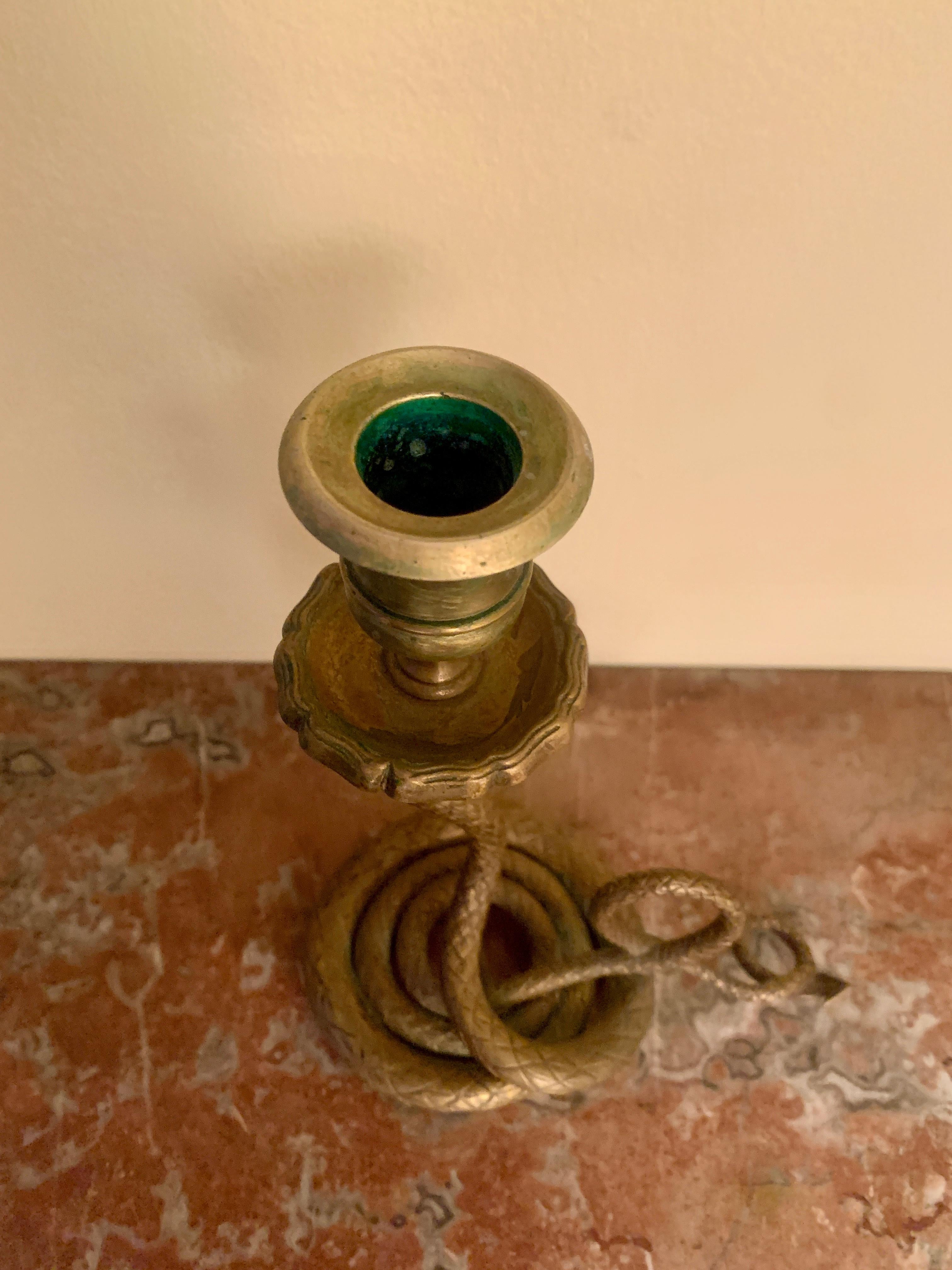 Bougeoir à serpent en laiton français ancien en vente 4