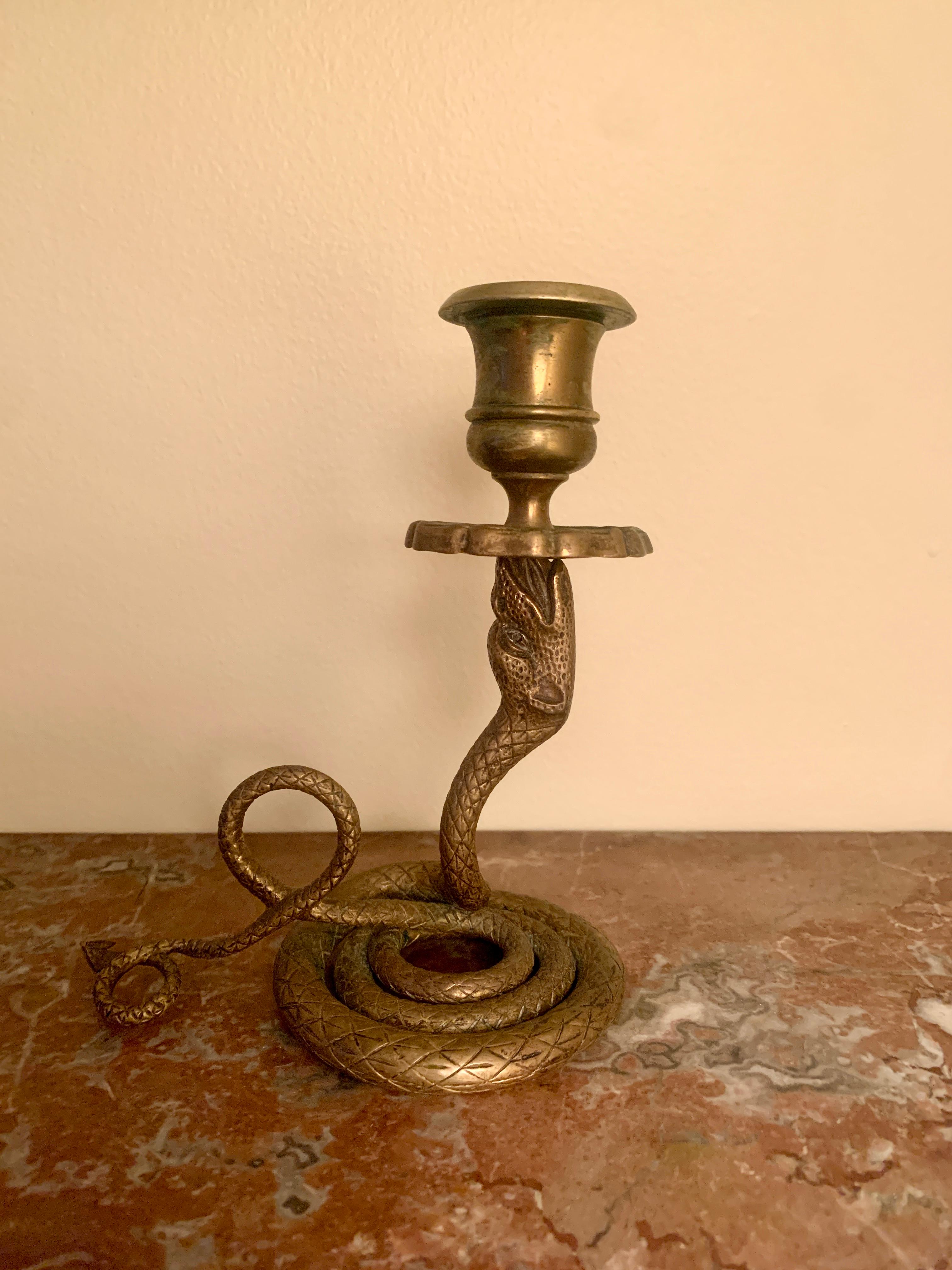 Magnifique bougeoir Art Déco en laiton avec serpent et queue enroulée.

France, Circa 1920.

Mesures : 5,25 