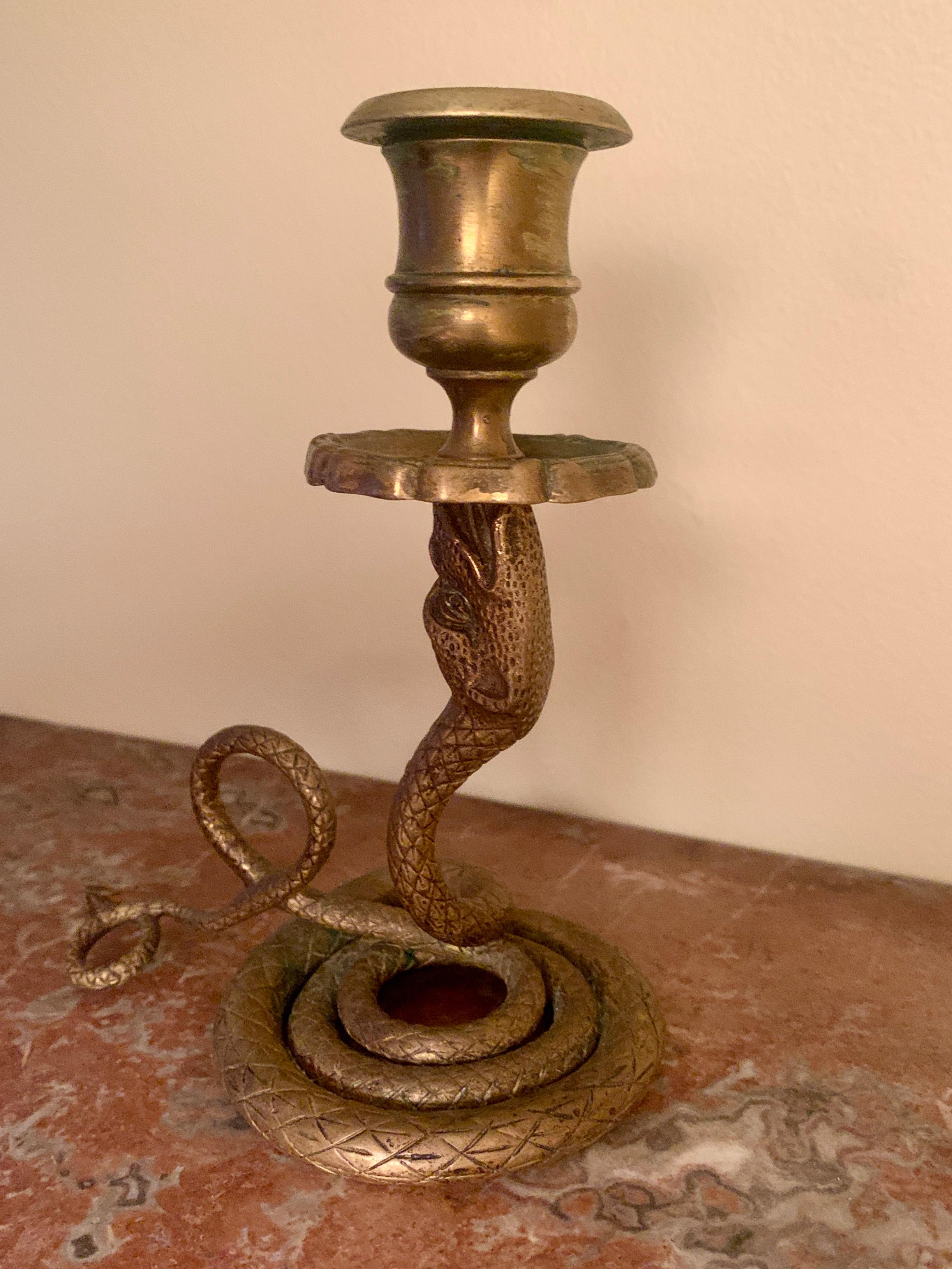 Français Bougeoir à serpent en laiton français ancien en vente