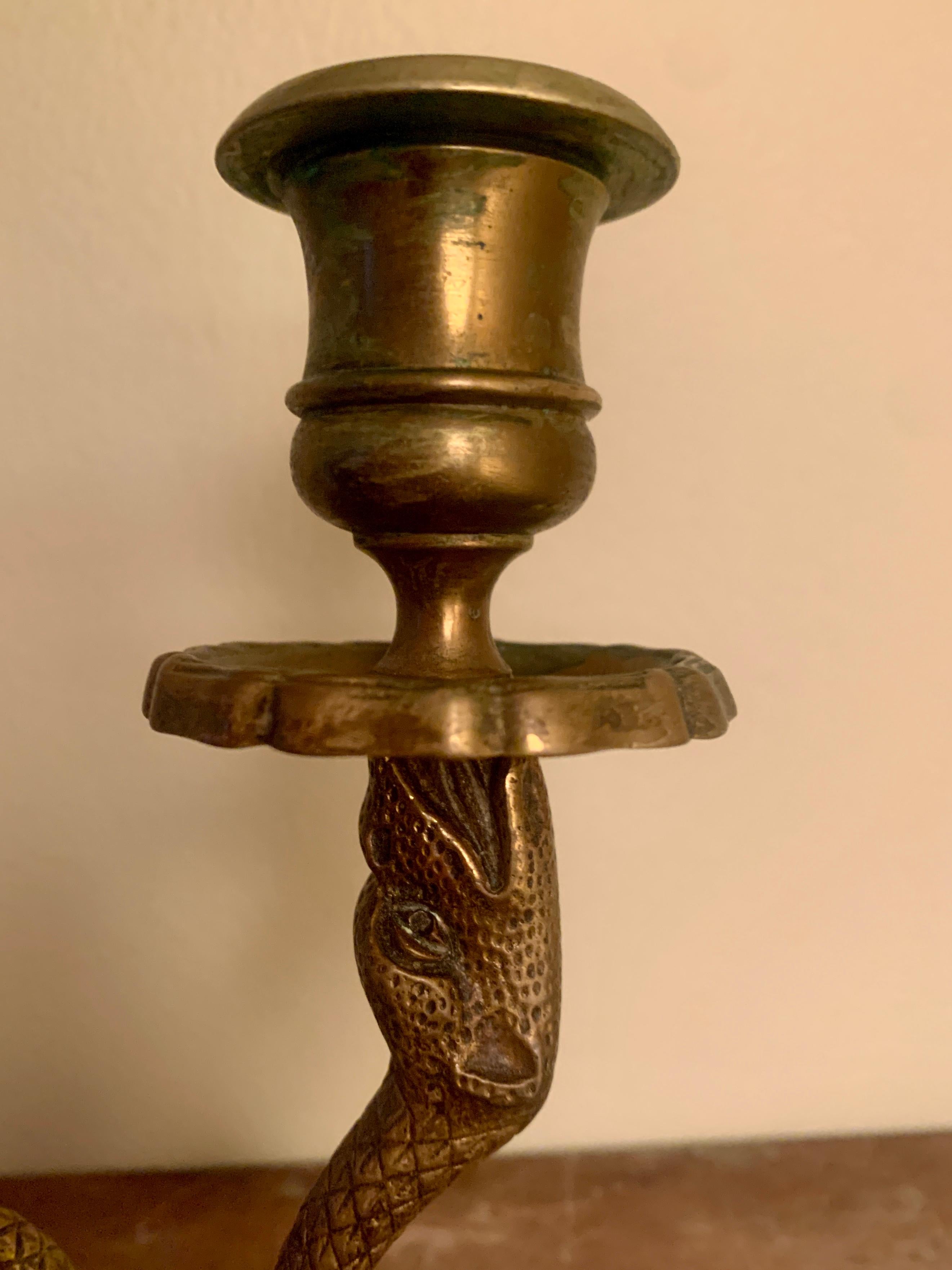 Bougeoir à serpent en laiton français ancien Bon état - En vente à Elkhart, IN