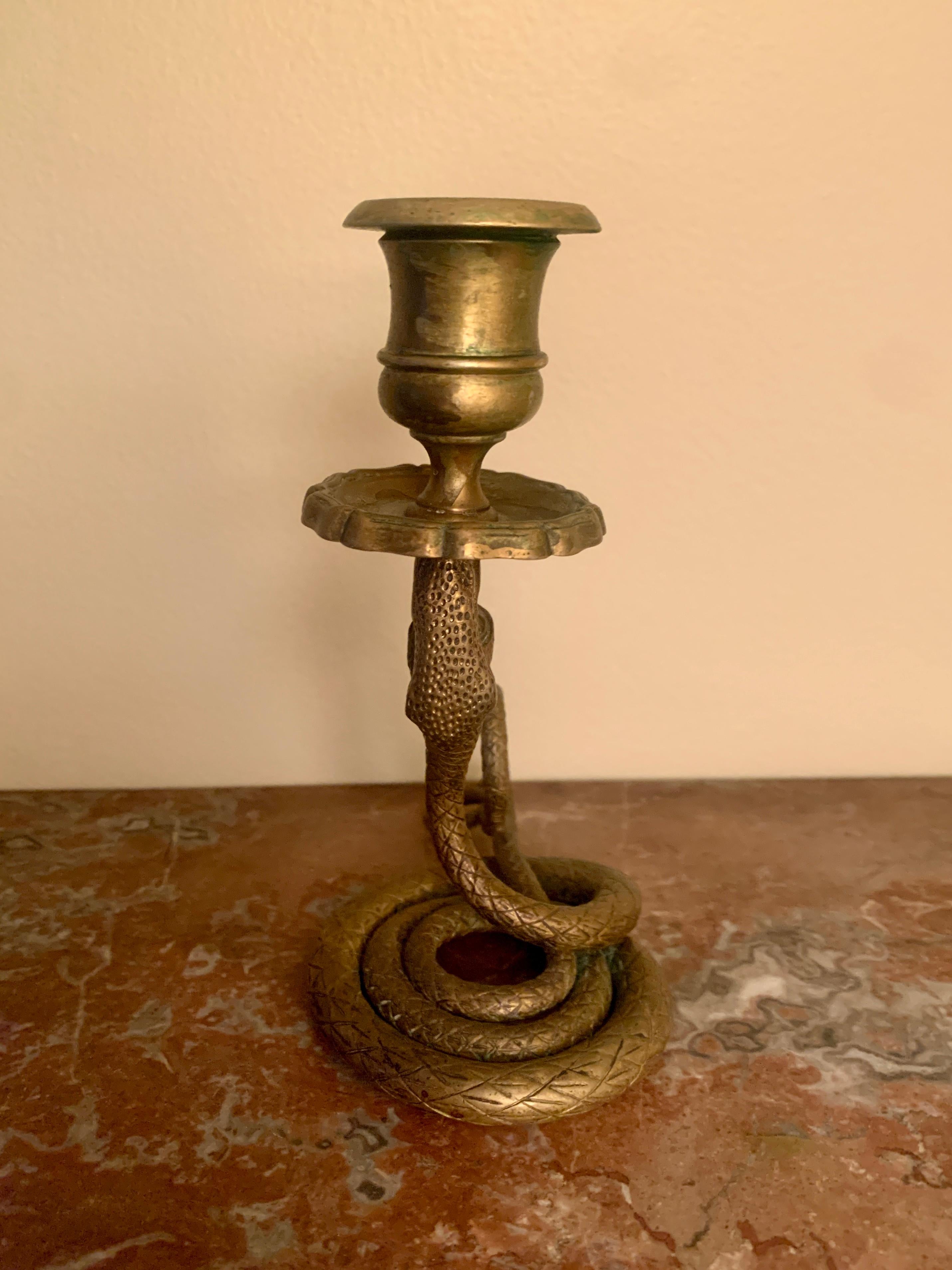 Bougeoir à serpent en laiton français ancien en vente 1