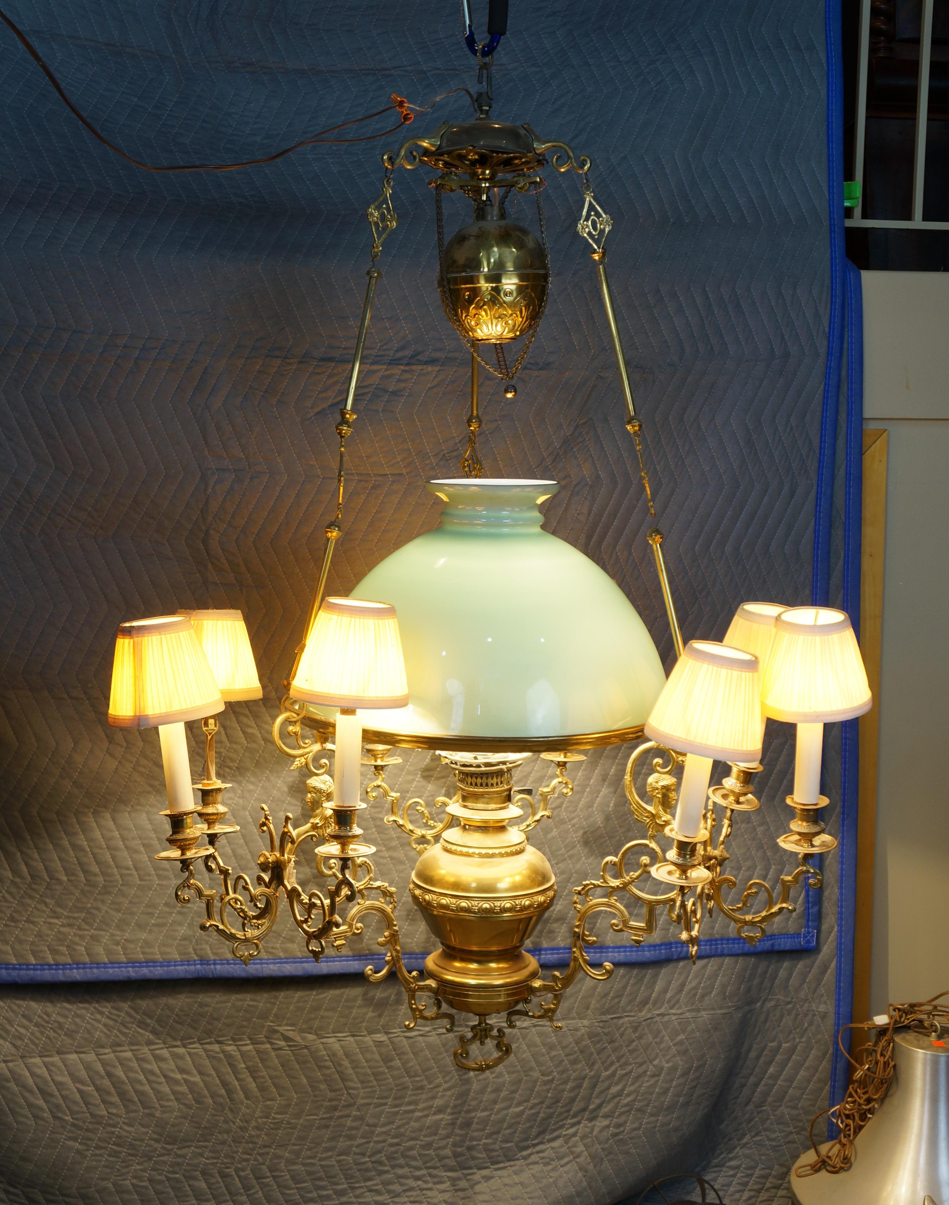 Antiguo candelabro francés de latón esfinge de cristal de celadón convertido en lámpara de aceite de 9 brazos en venta 6