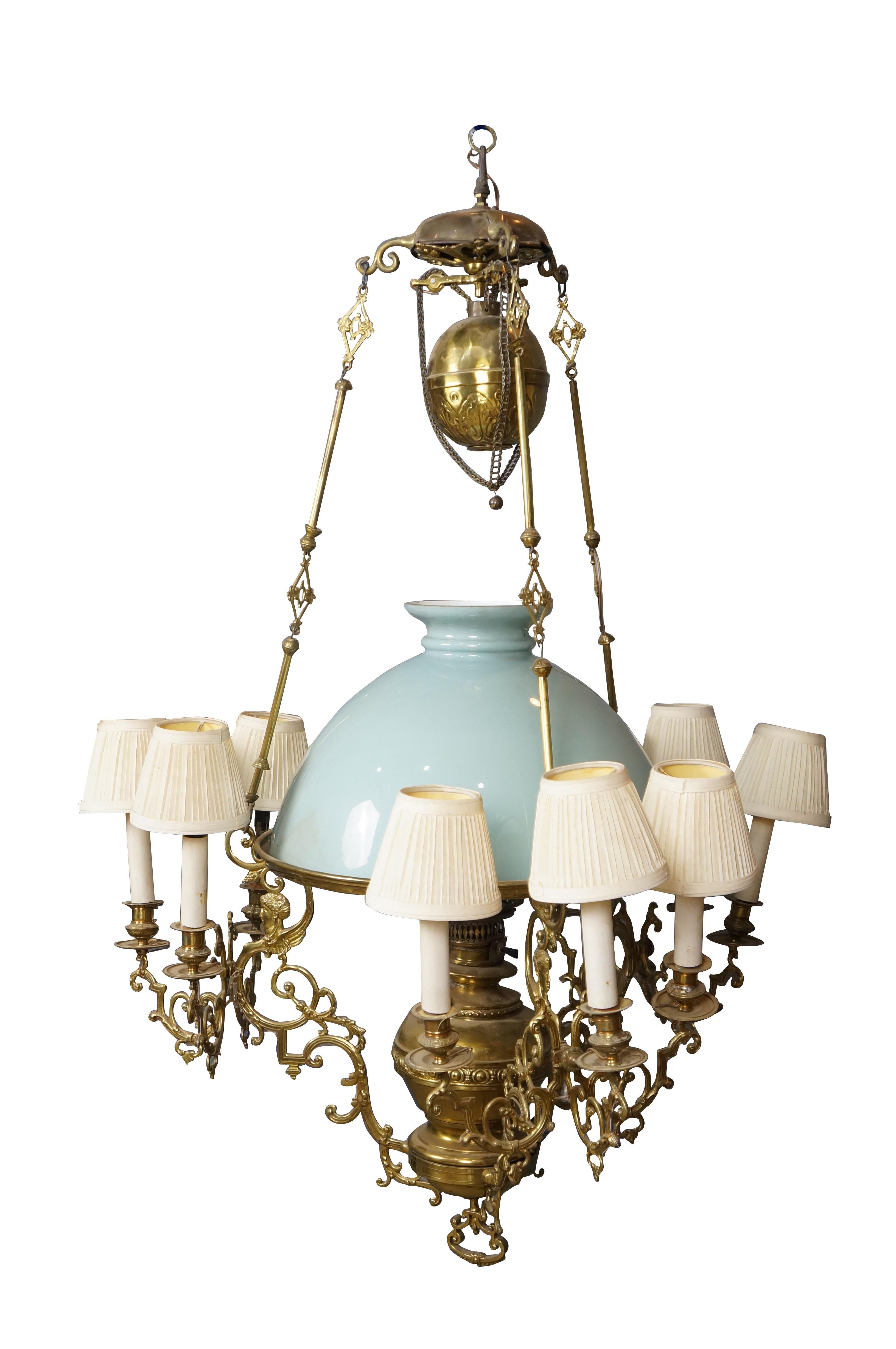 Antiguo candelabro francés de latón esfinge de cristal de celadón convertido en lámpara de aceite de 9 brazos colonial estadounidense en venta