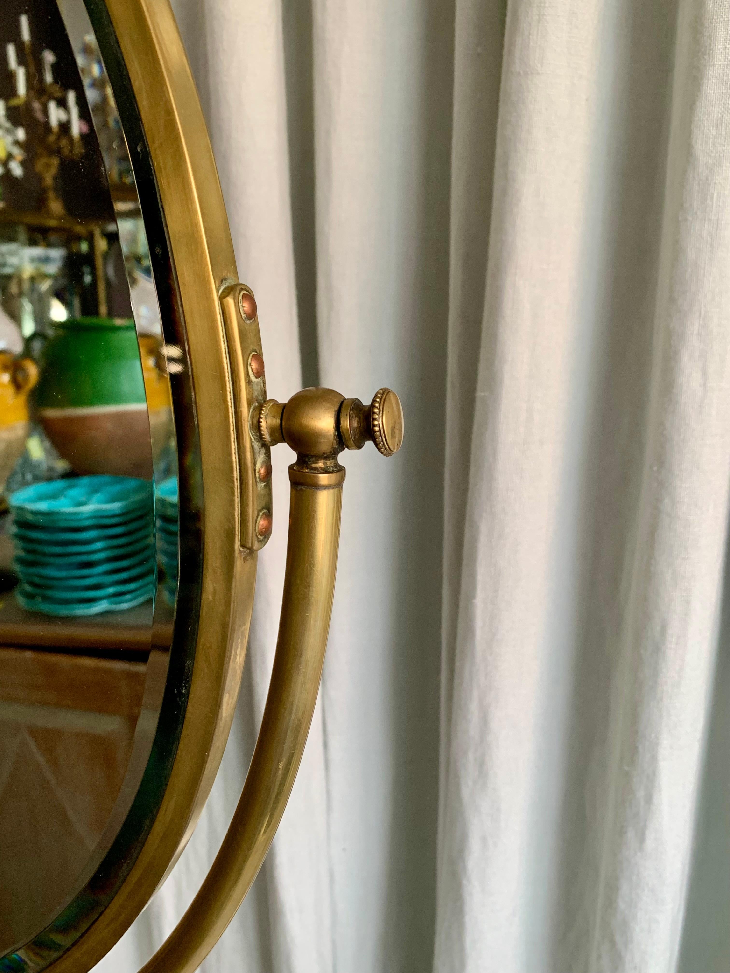Miroir de table ovale en laiton, ancien, français, ca. 1900. Le miroir est réglable en hauteur et possède une base très stable et lourde.