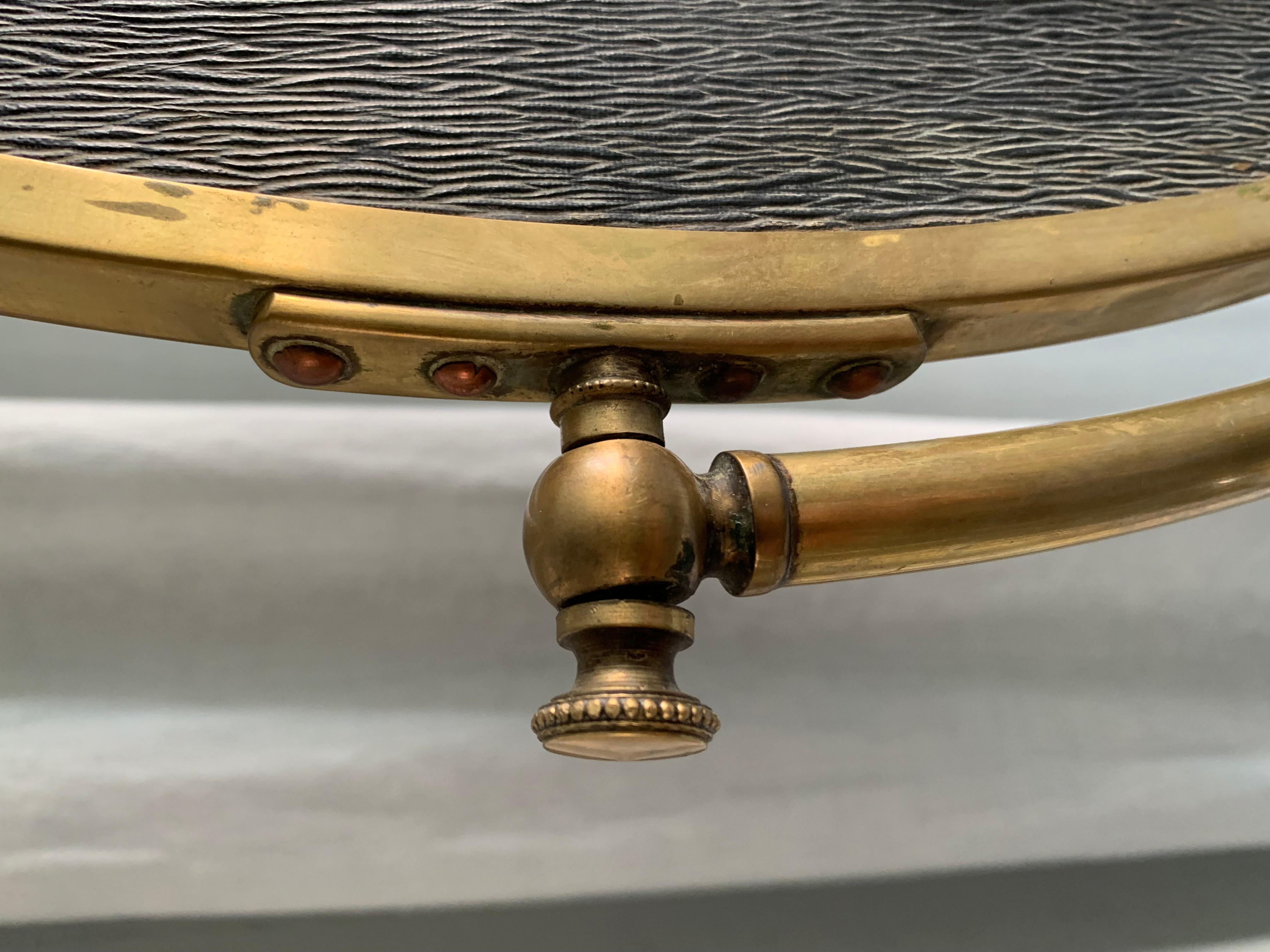 Miroir de table français ancien en laiton en vente 2