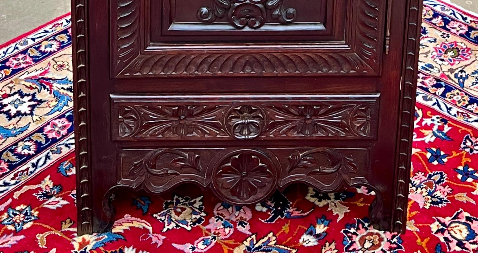 Antique French Breton Armoire Wardrobe Cabinet Linen Closet Chestnut c. 1900-20s For Sale 6