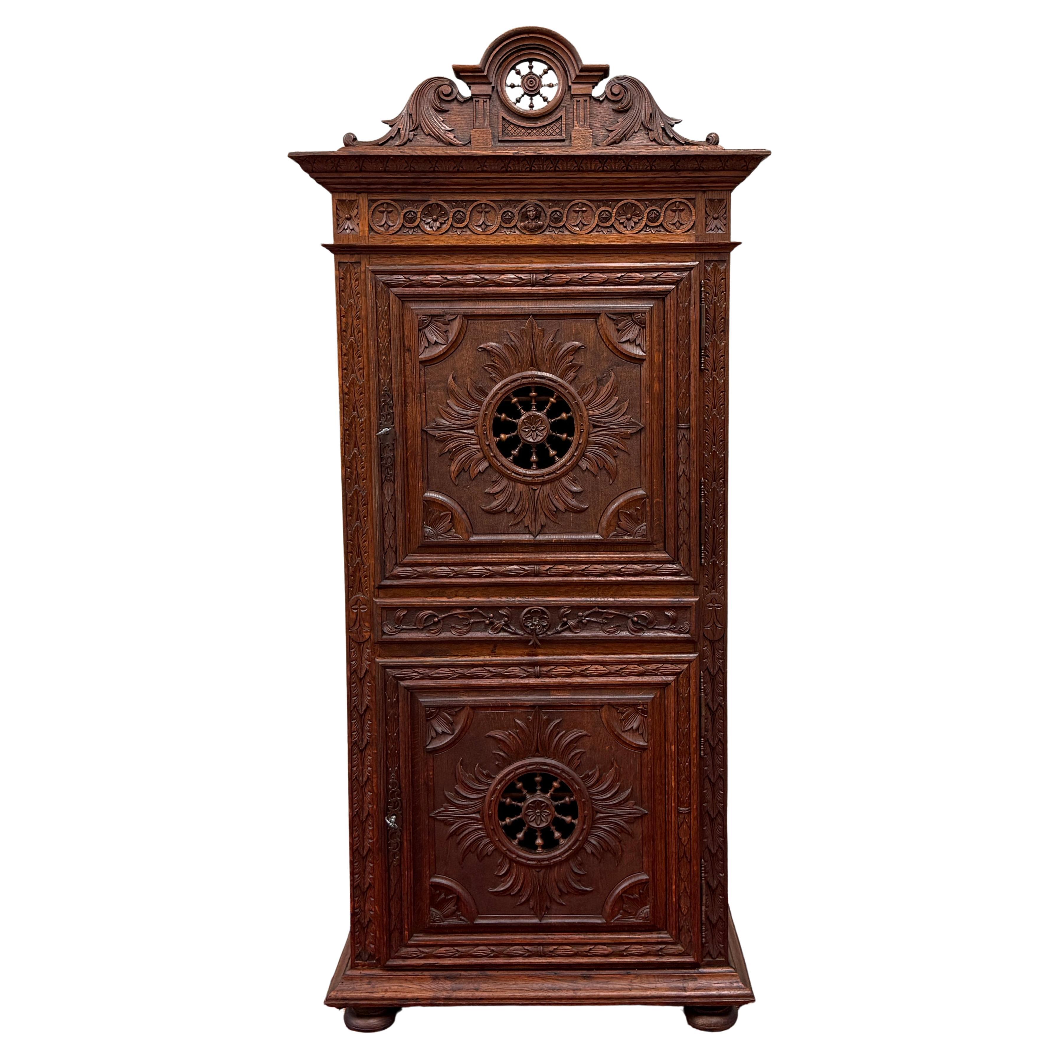 What is the difference between a closet and an almirah?