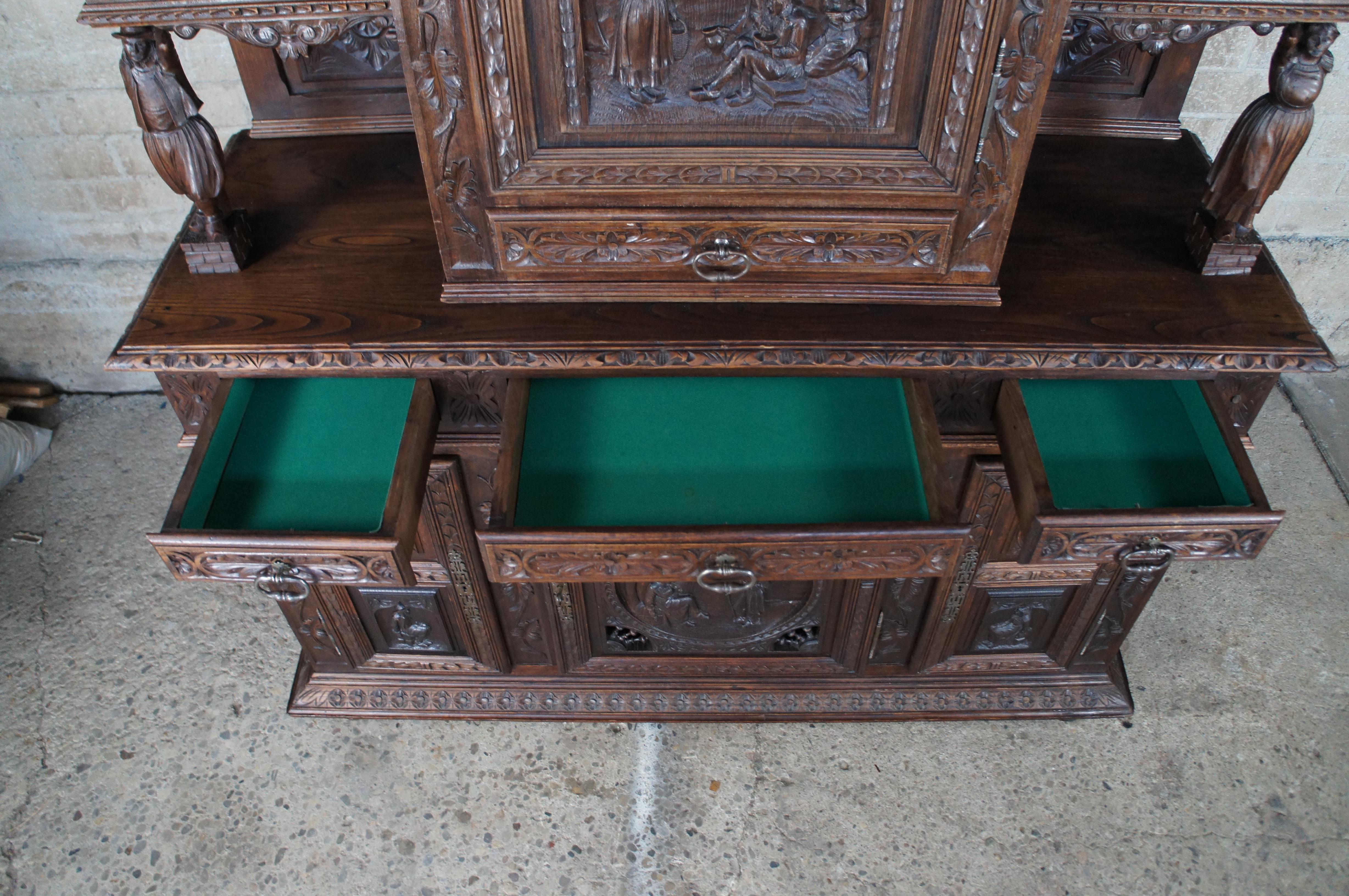 Buffet breton ancien en châtaignier sculpté avec figurine Buffet à poser en vente 5