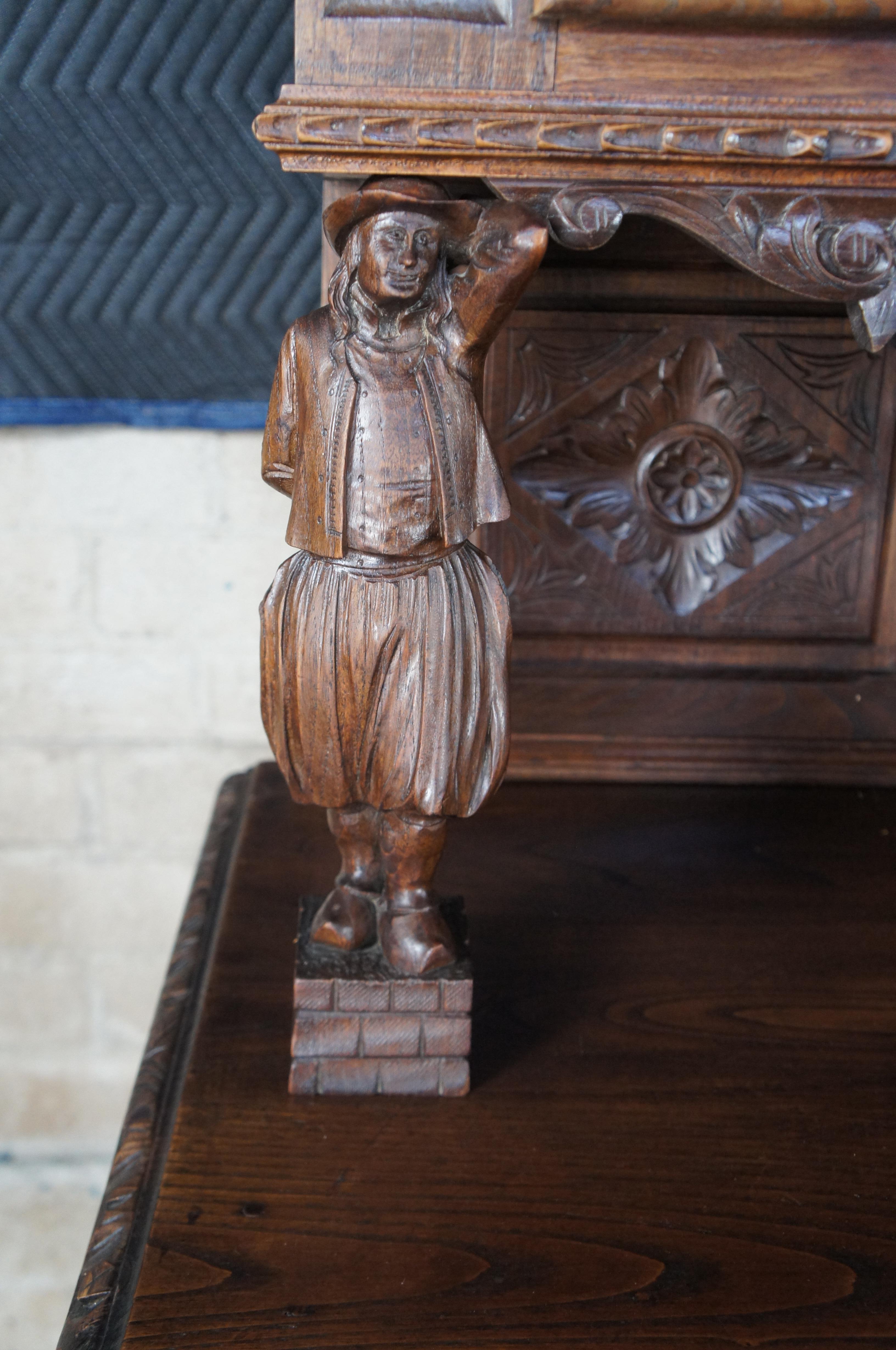 Buffet breton ancien en châtaignier sculpté avec figurine Buffet à poser en vente 6