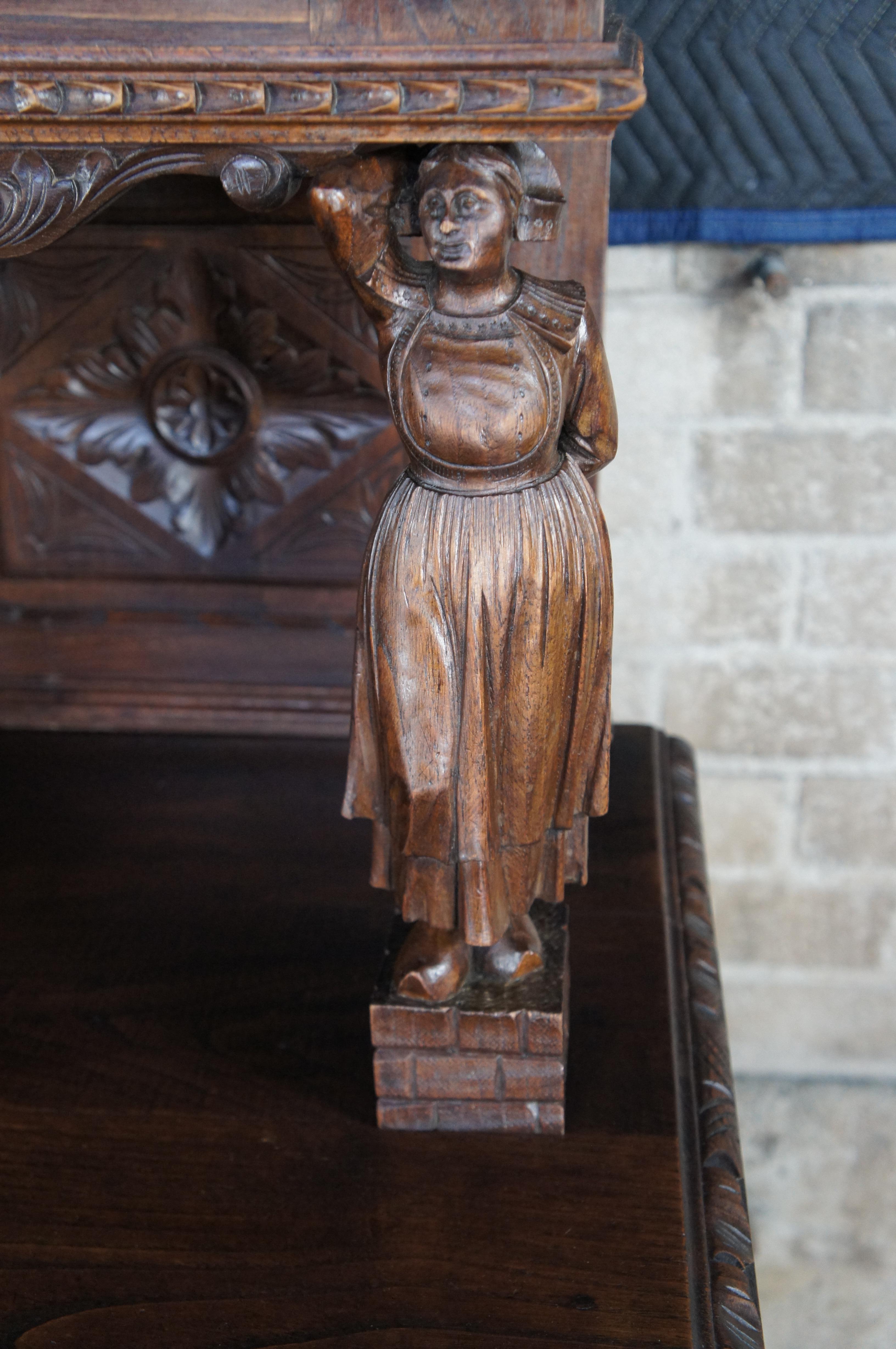 Buffet breton ancien en châtaignier sculpté avec figurine Buffet à poser en vente 7