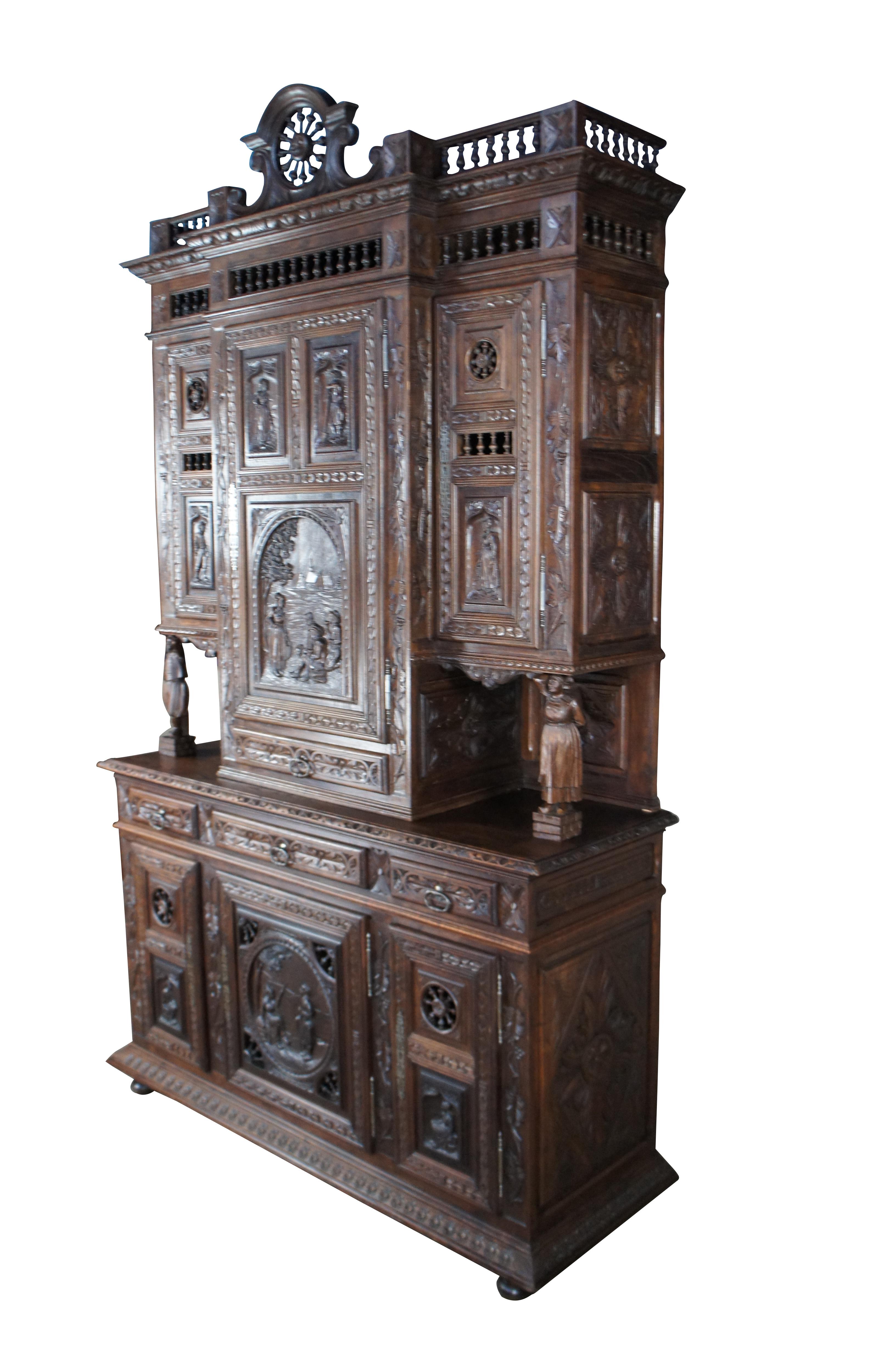 Exquise huche / armoire à porcelaine ancienne de Bretagne, vers le dernier quart du 19e siècle.  Ce magnifique buffet a été fabriqué à la main en châtaignier et présente des sculptures nautiques percées semblables à des roues, des motifs de feuilles