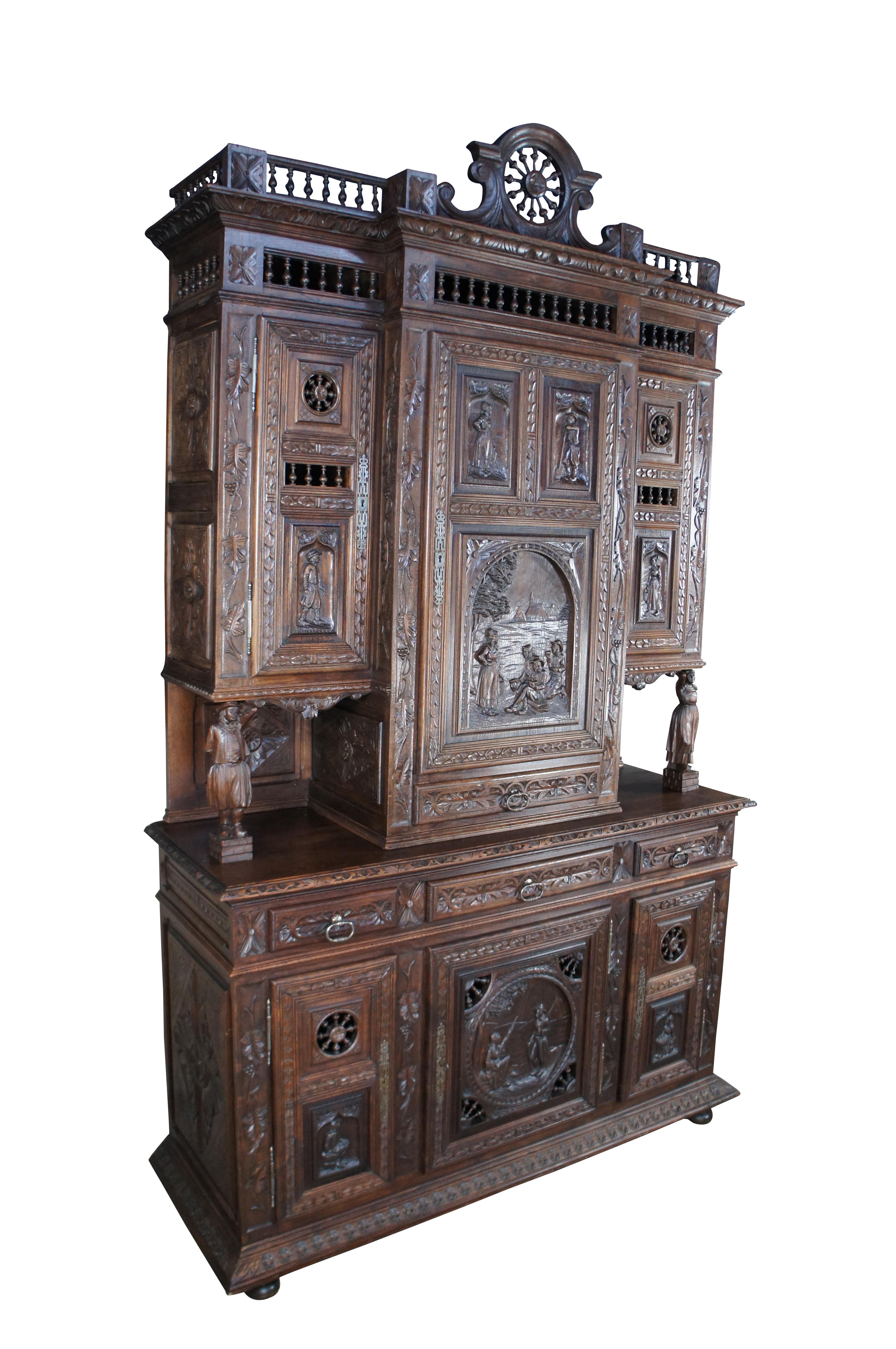 Buffet breton ancien en châtaignier sculpté avec figurine Buffet à poser Bon état - En vente à Dayton, OH