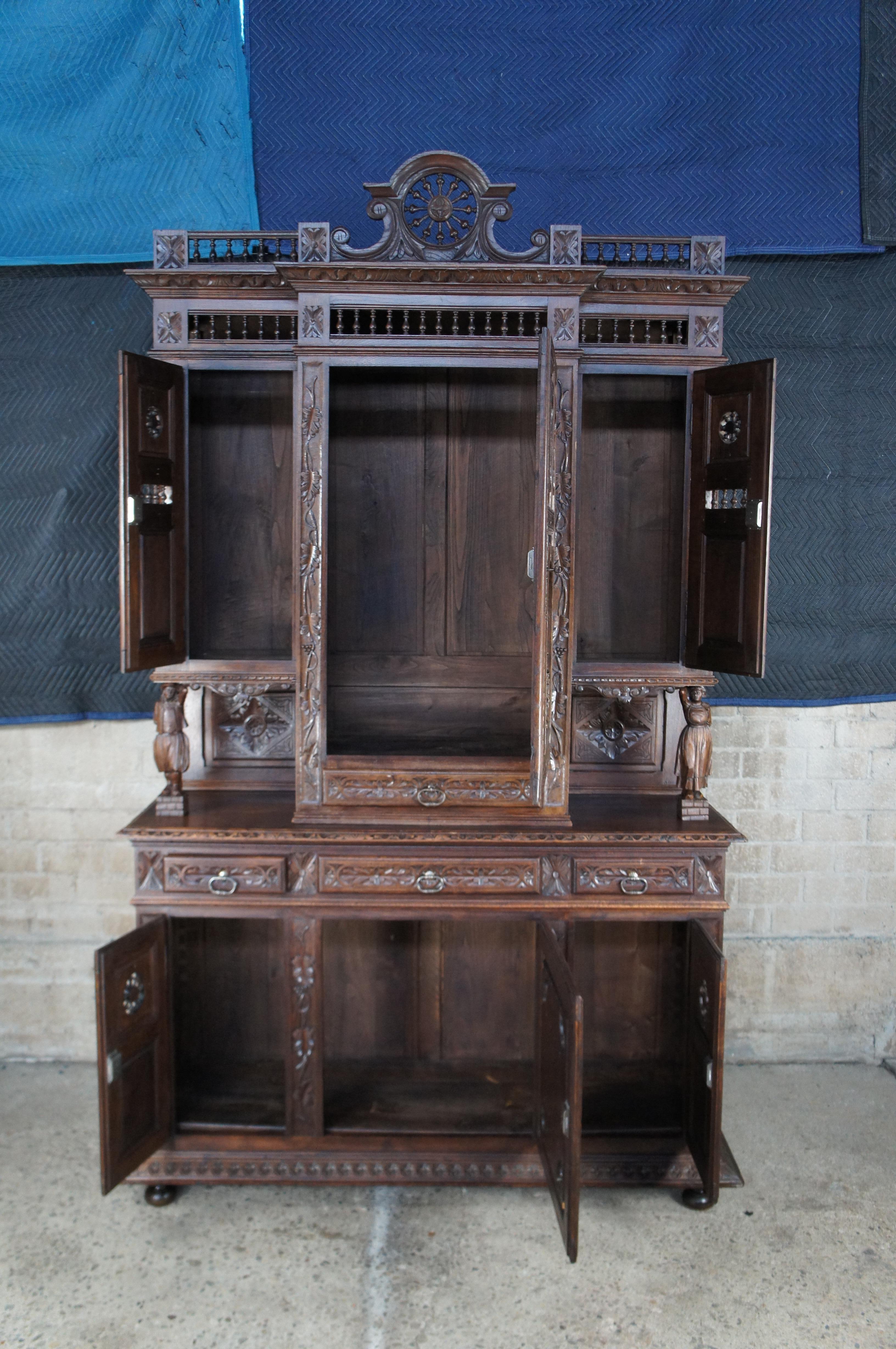 XIXe siècle Buffet breton ancien en châtaignier sculpté avec figurine Buffet à poser en vente