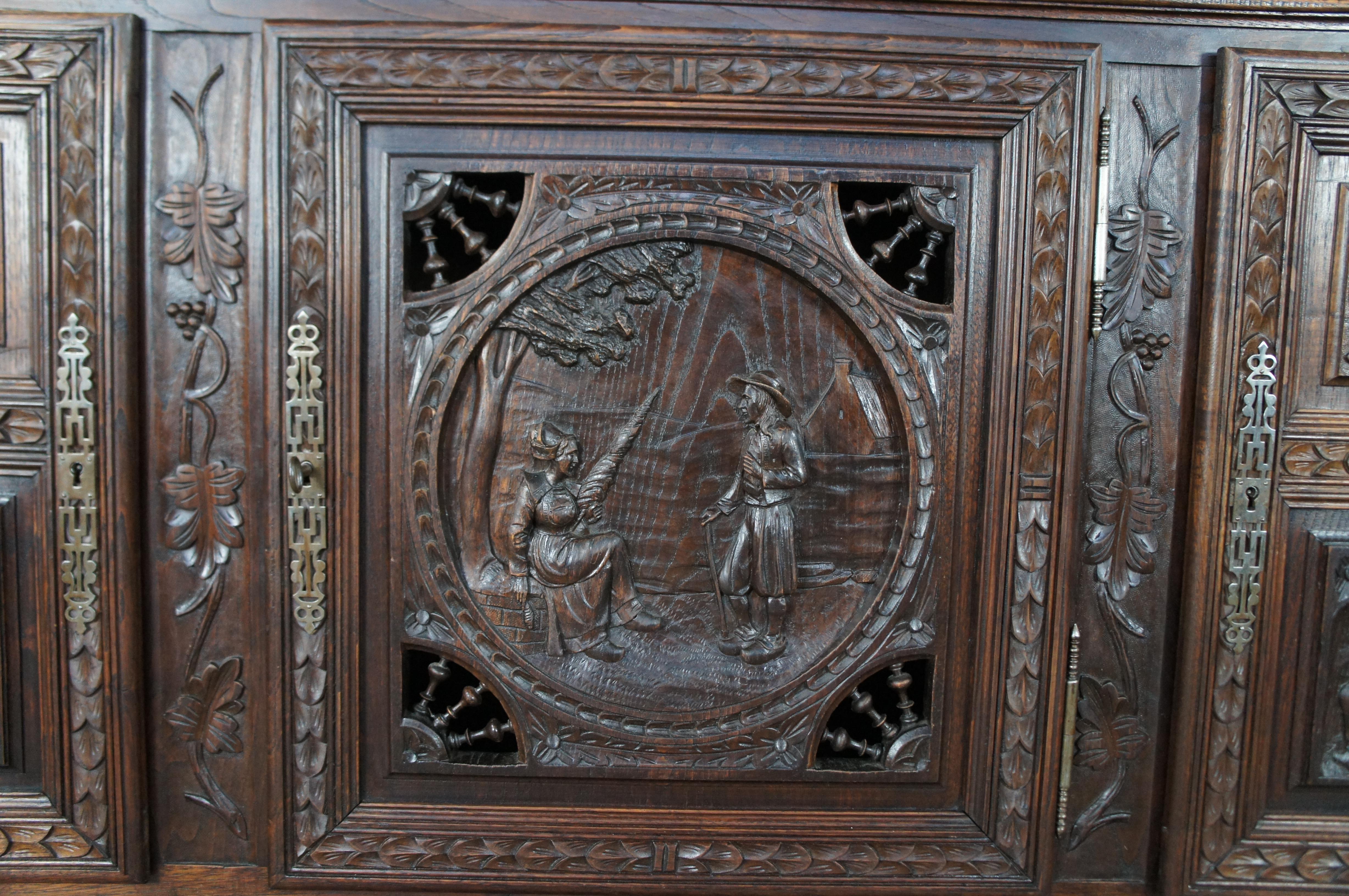 Châtaignier Buffet breton ancien en châtaignier sculpté avec figurine Buffet à poser en vente