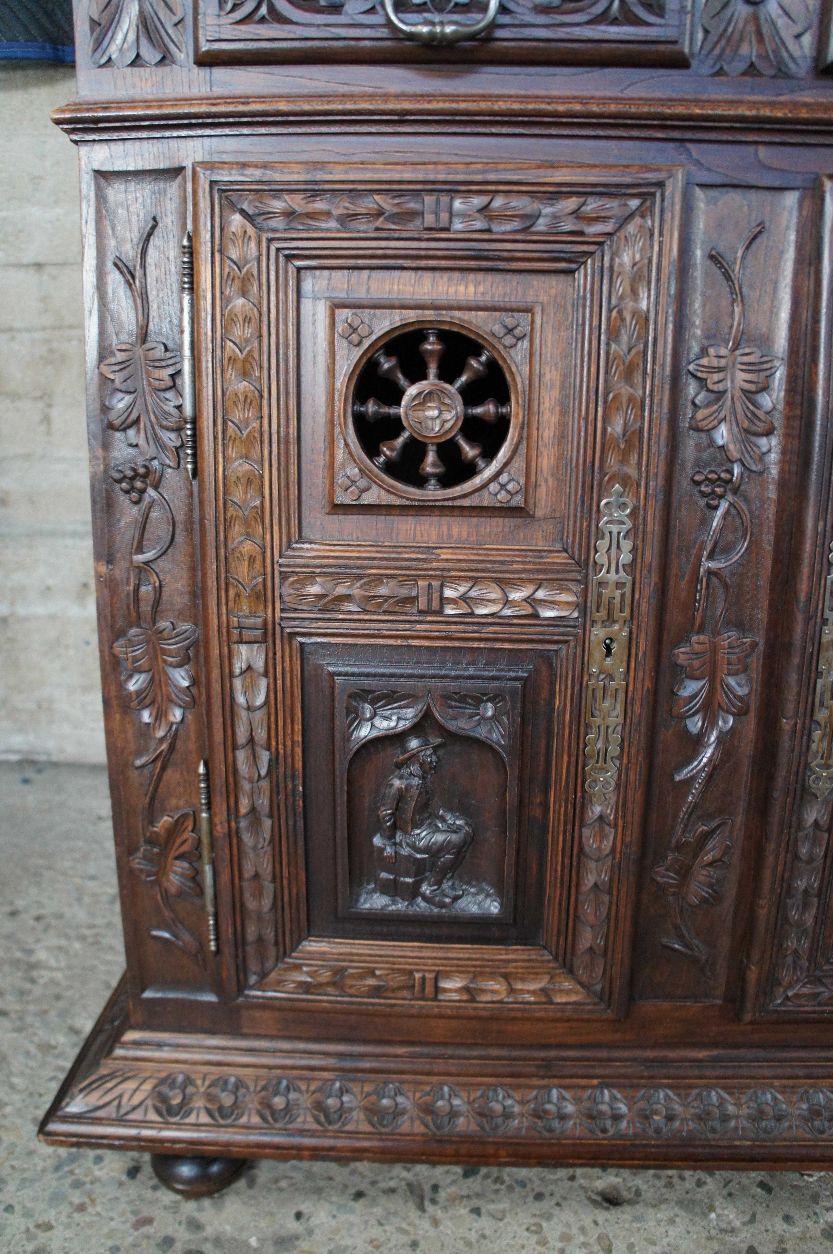 Buffet breton ancien en châtaignier sculpté avec figurine Buffet à poser en vente 1