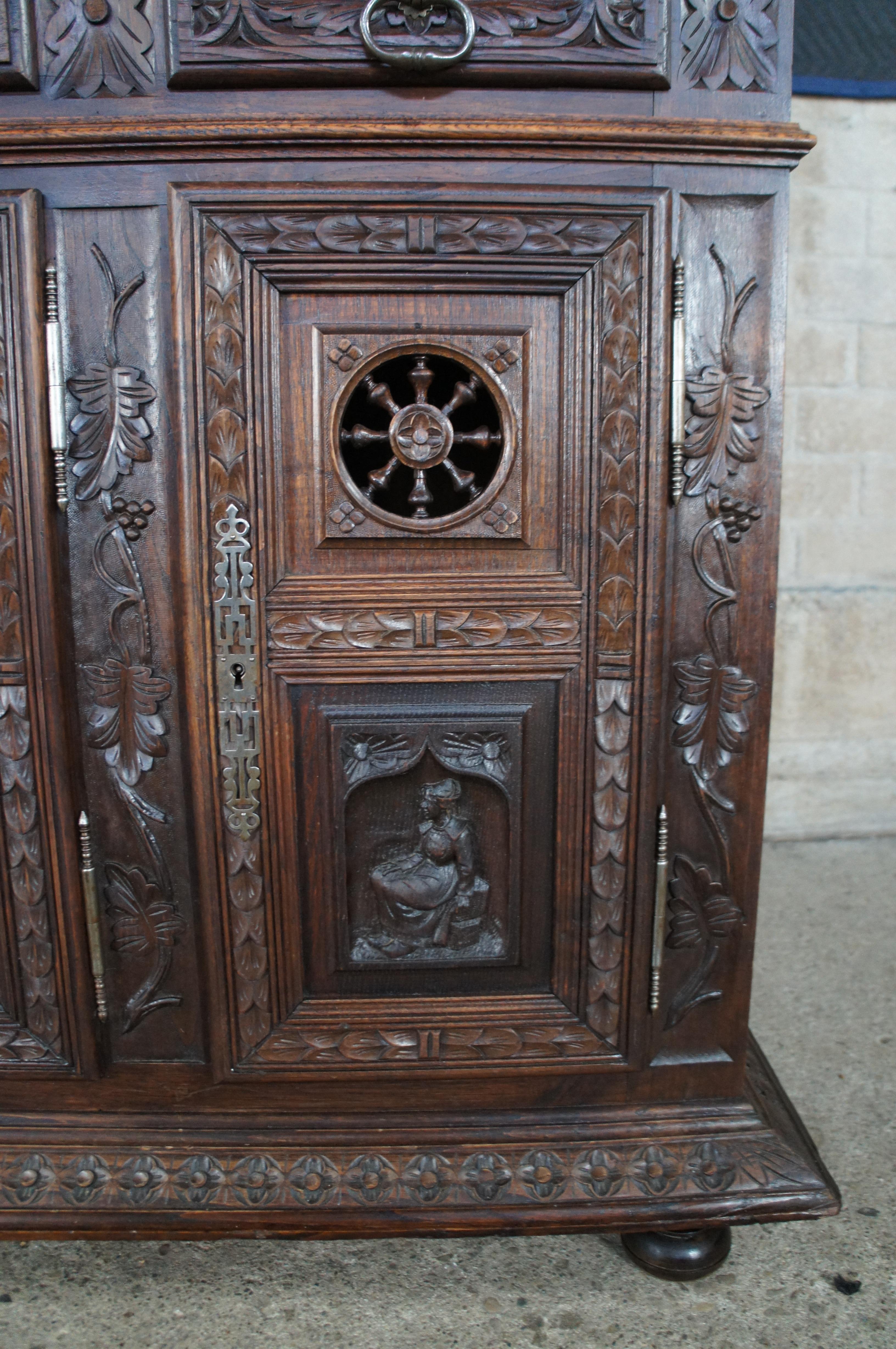 Buffet breton ancien en châtaignier sculpté avec figurine Buffet à poser en vente 2