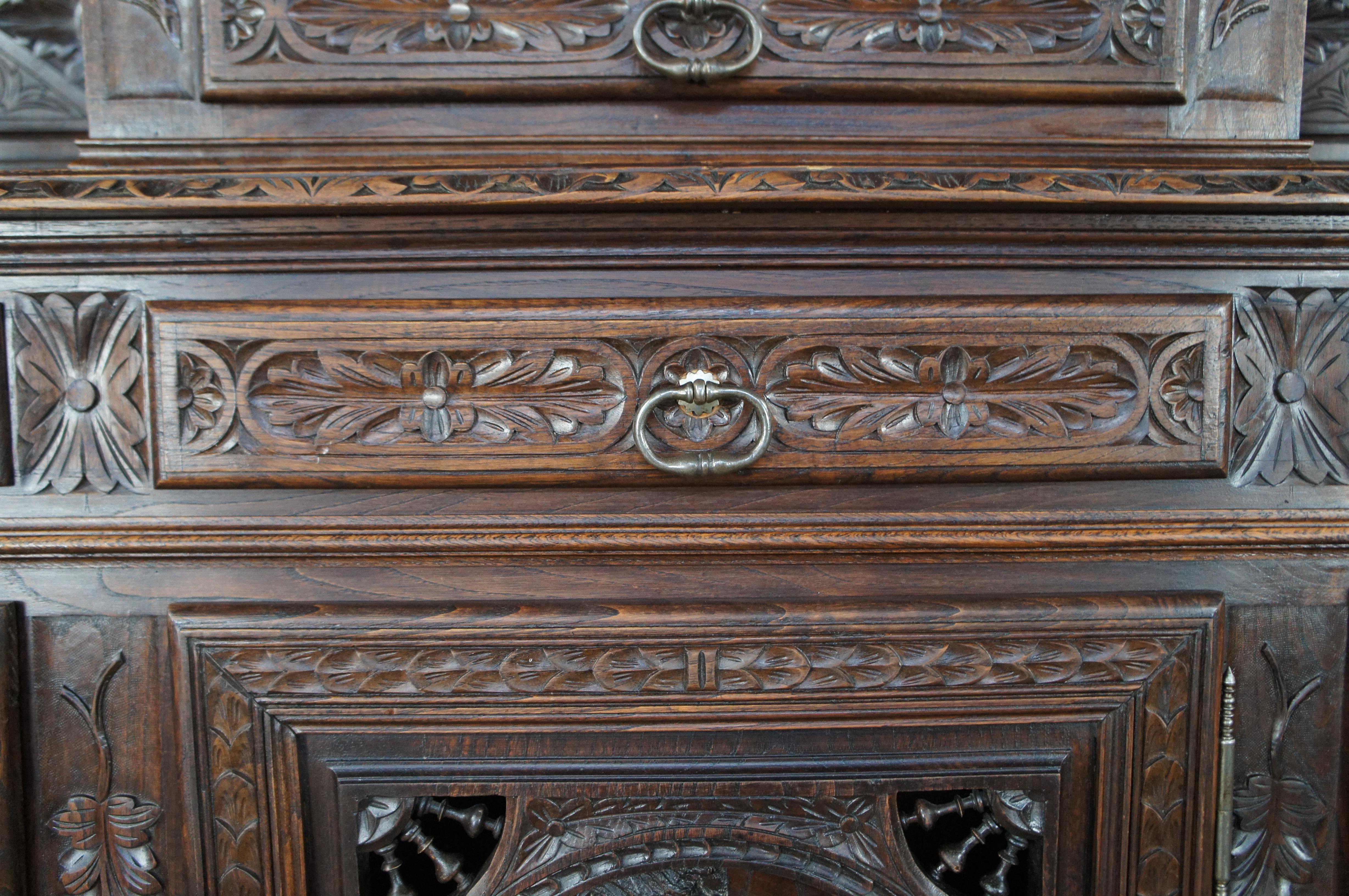 Buffet breton ancien en châtaignier sculpté avec figurine Buffet à poser en vente 3