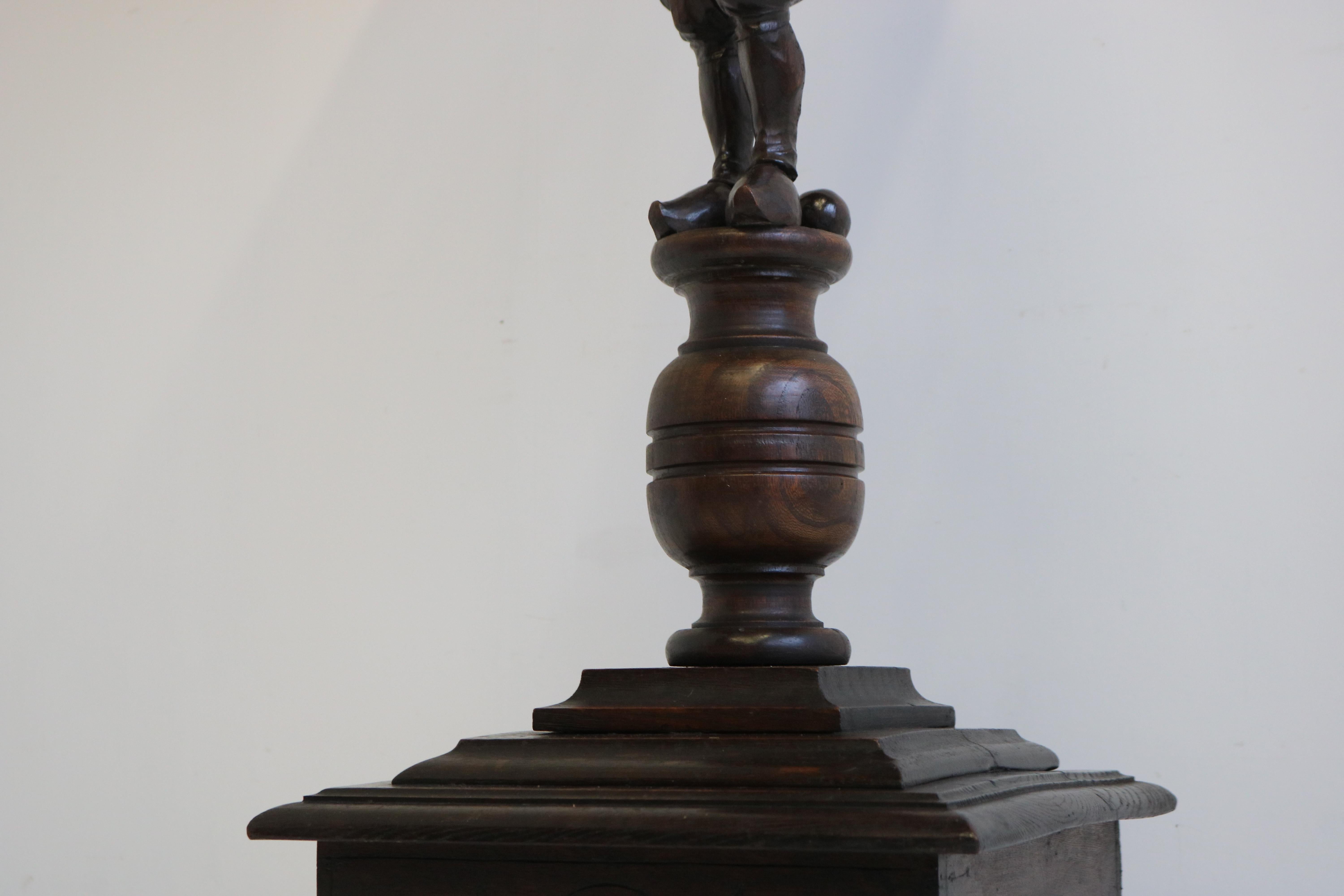 Ancienne table à piédestal breton-britannique du 19ème siècle en chêne sculpté figuratif français en vente 3