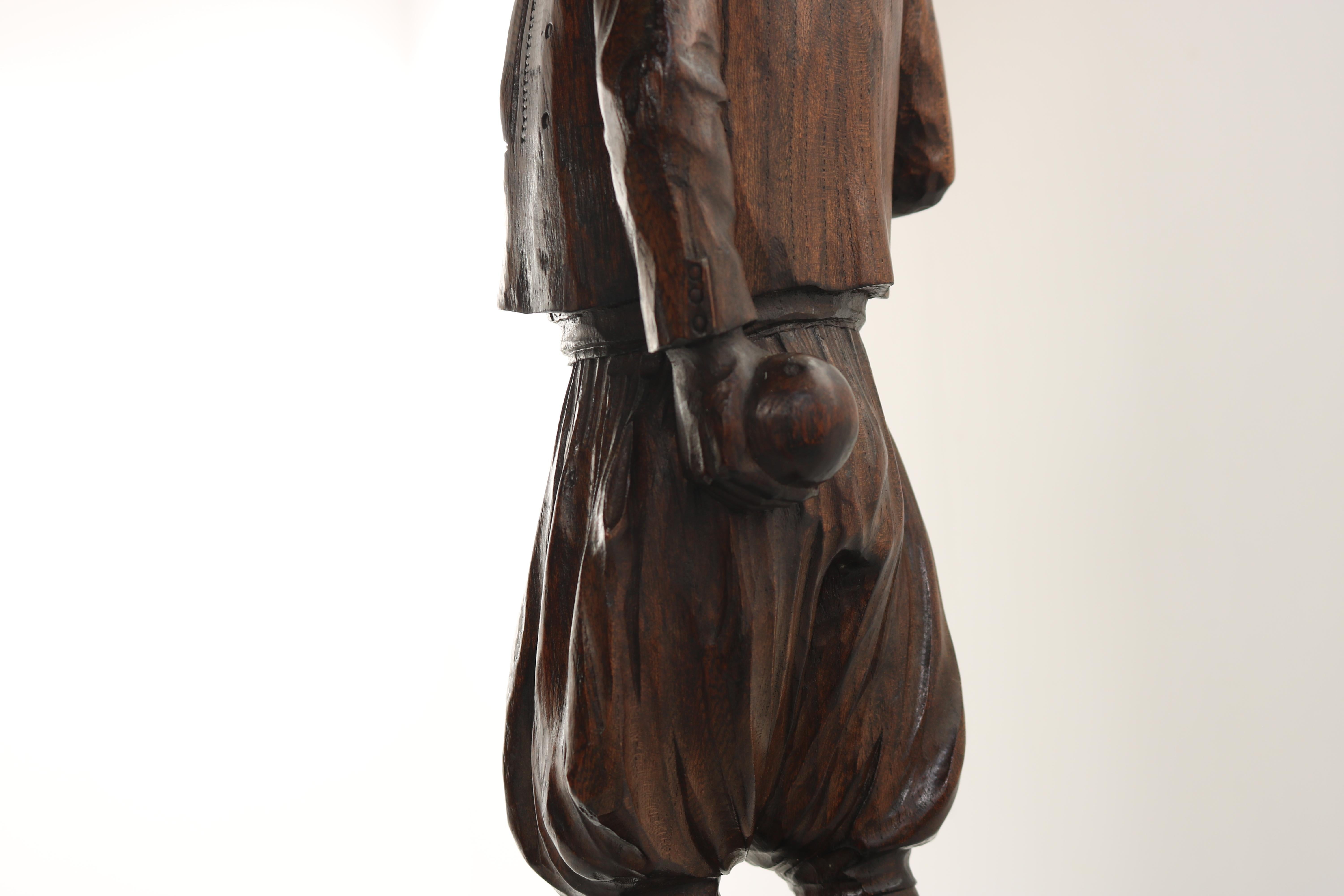 Sculpté à la main Ancienne table à piédestal breton-britannique du 19ème siècle en chêne sculpté figuratif français en vente
