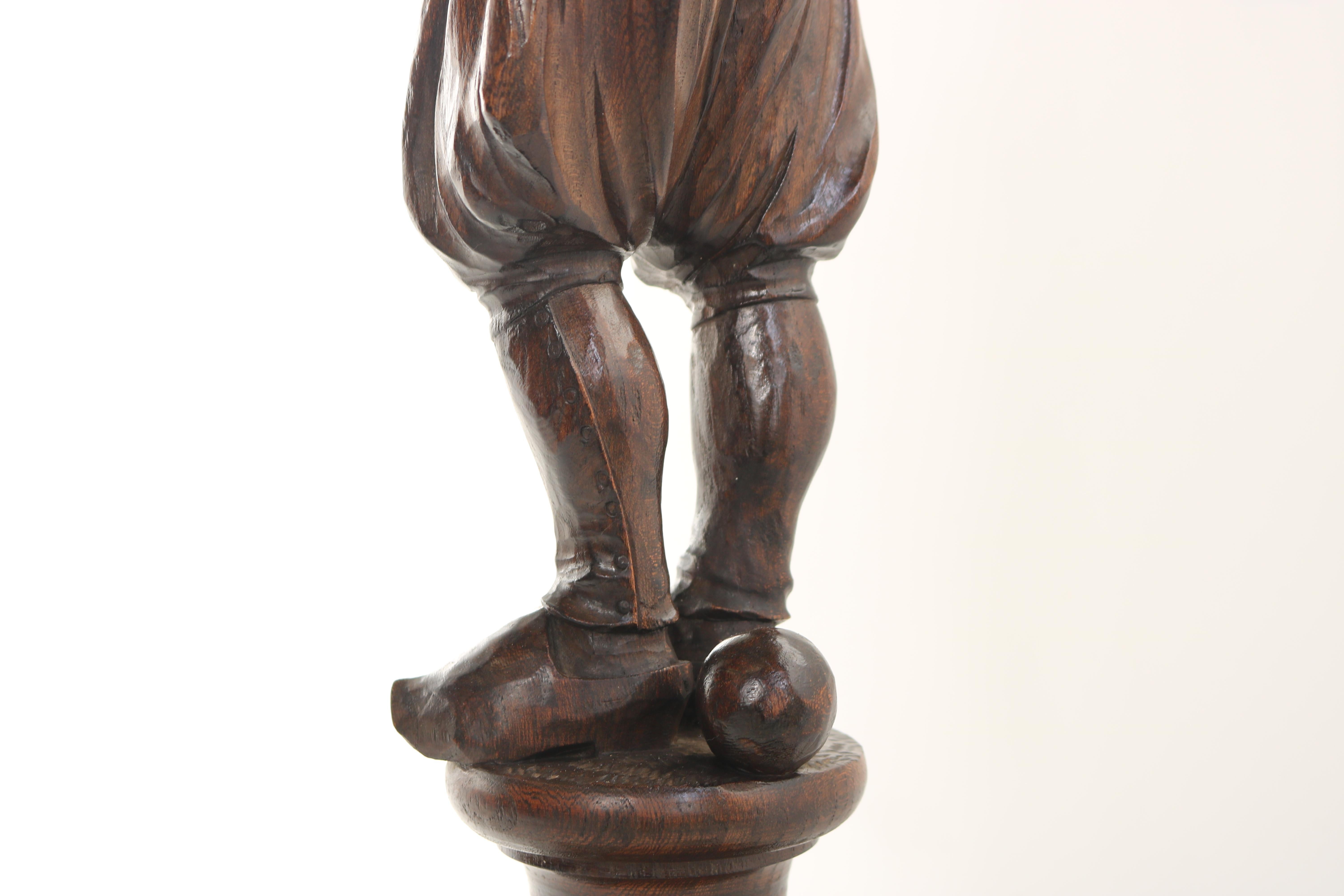 Ancienne table à piédestal breton-britannique du 19ème siècle en chêne sculpté figuratif français Bon état - En vente à Ijzendijke, NL