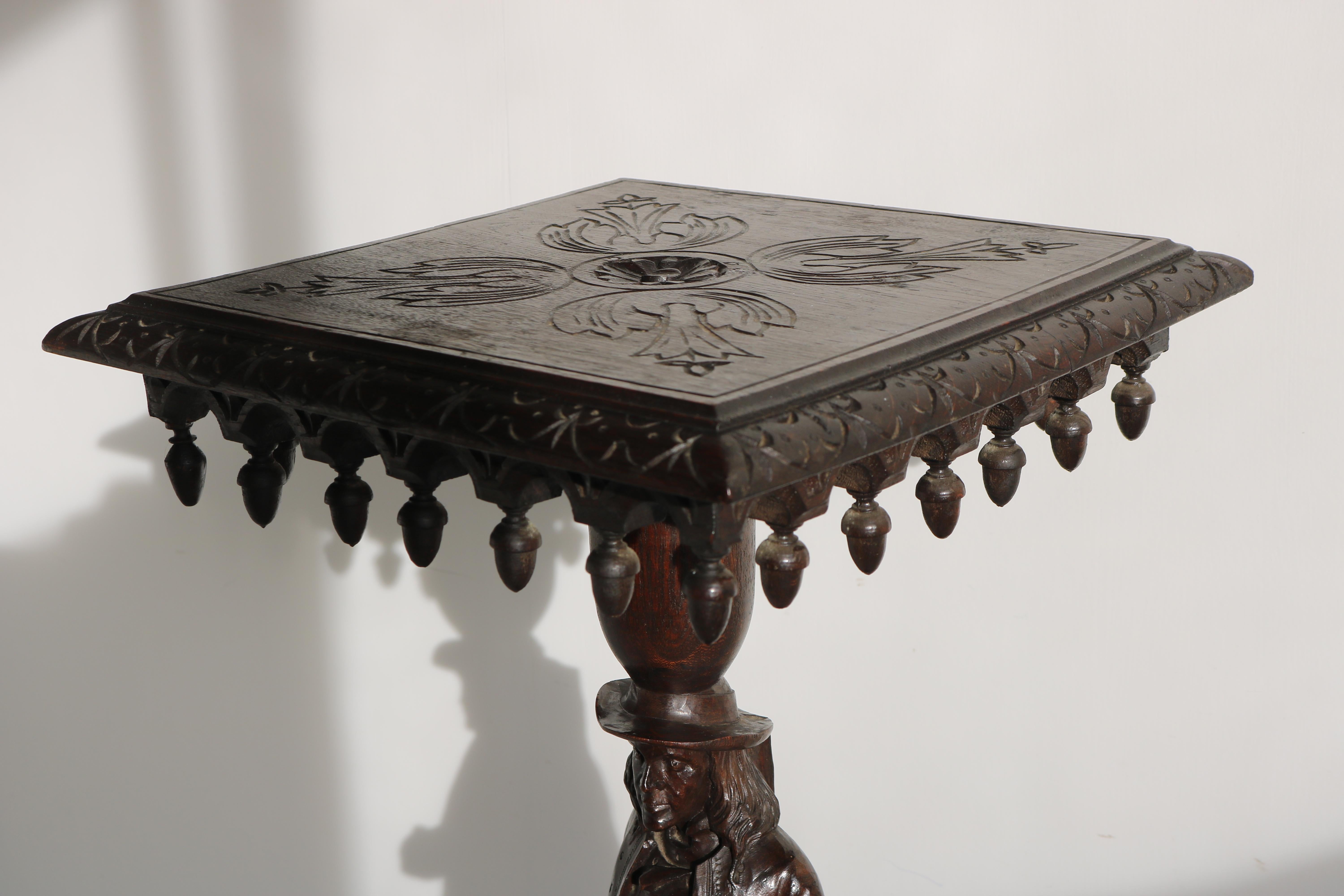 Chêne Ancienne table à piédestal breton-britannique du 19ème siècle en chêne sculpté figuratif français en vente
