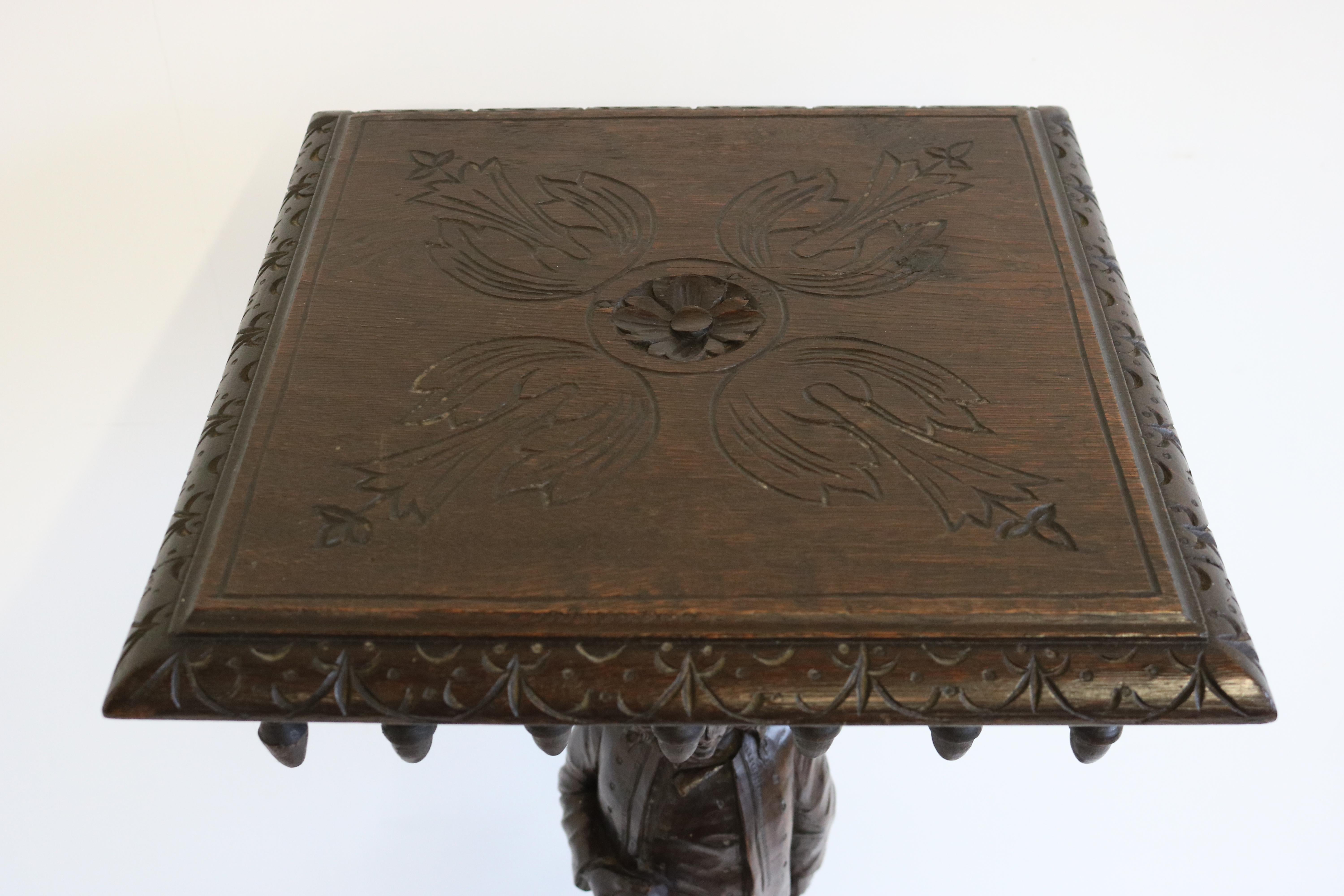 Ancienne table à piédestal breton-britannique du 19ème siècle en chêne sculpté figuratif français en vente 1