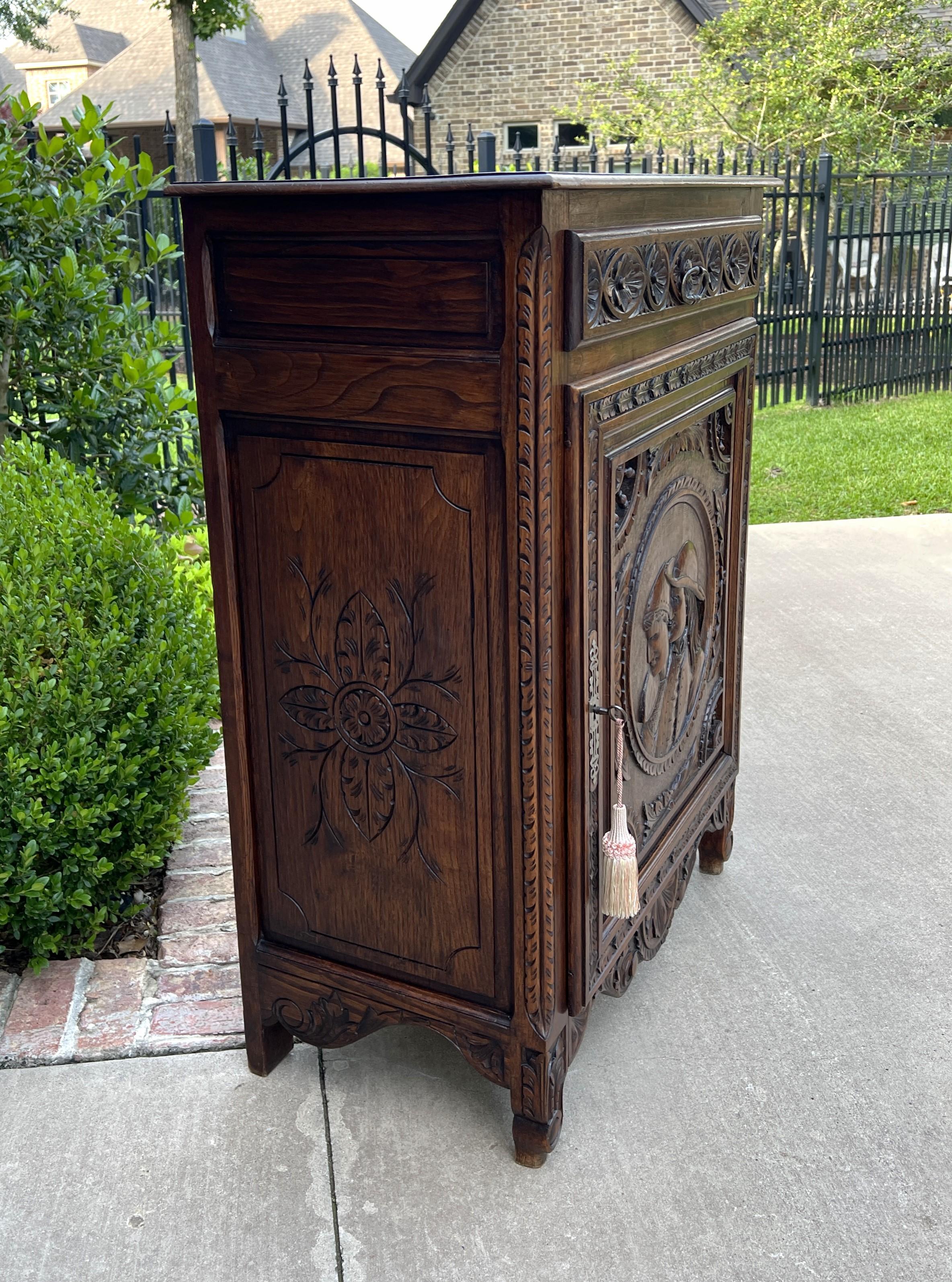 Antique French Breton Jam Cabinet Armario Almacenaje Cajón Roble Tallado S. XIX en Bueno estado para la venta en Tyler, TX