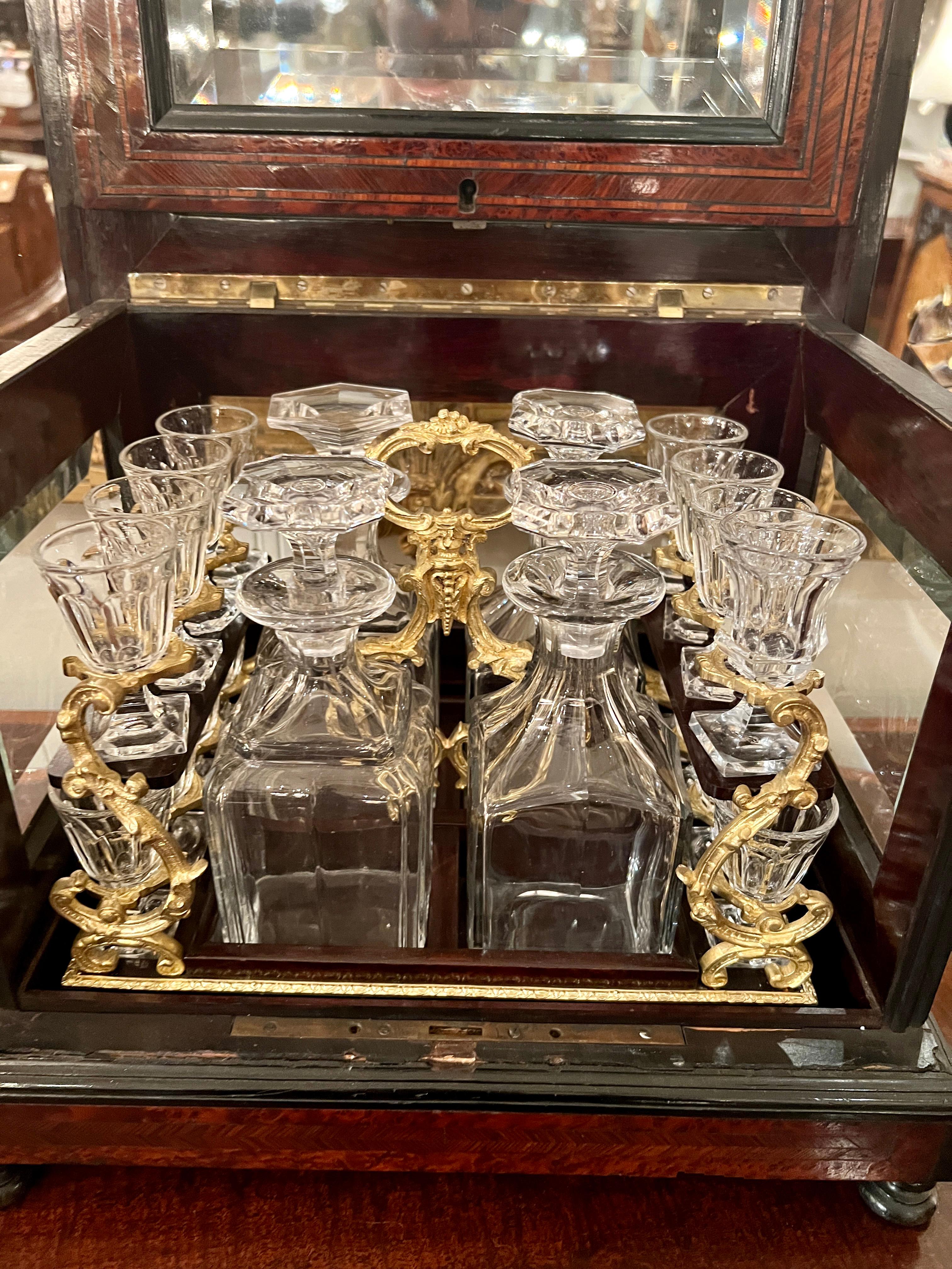 Boîte à liqueur française ancienne avec verres en cristal d'origine datant d'environ 1890 Bon état à New Orleans, LA