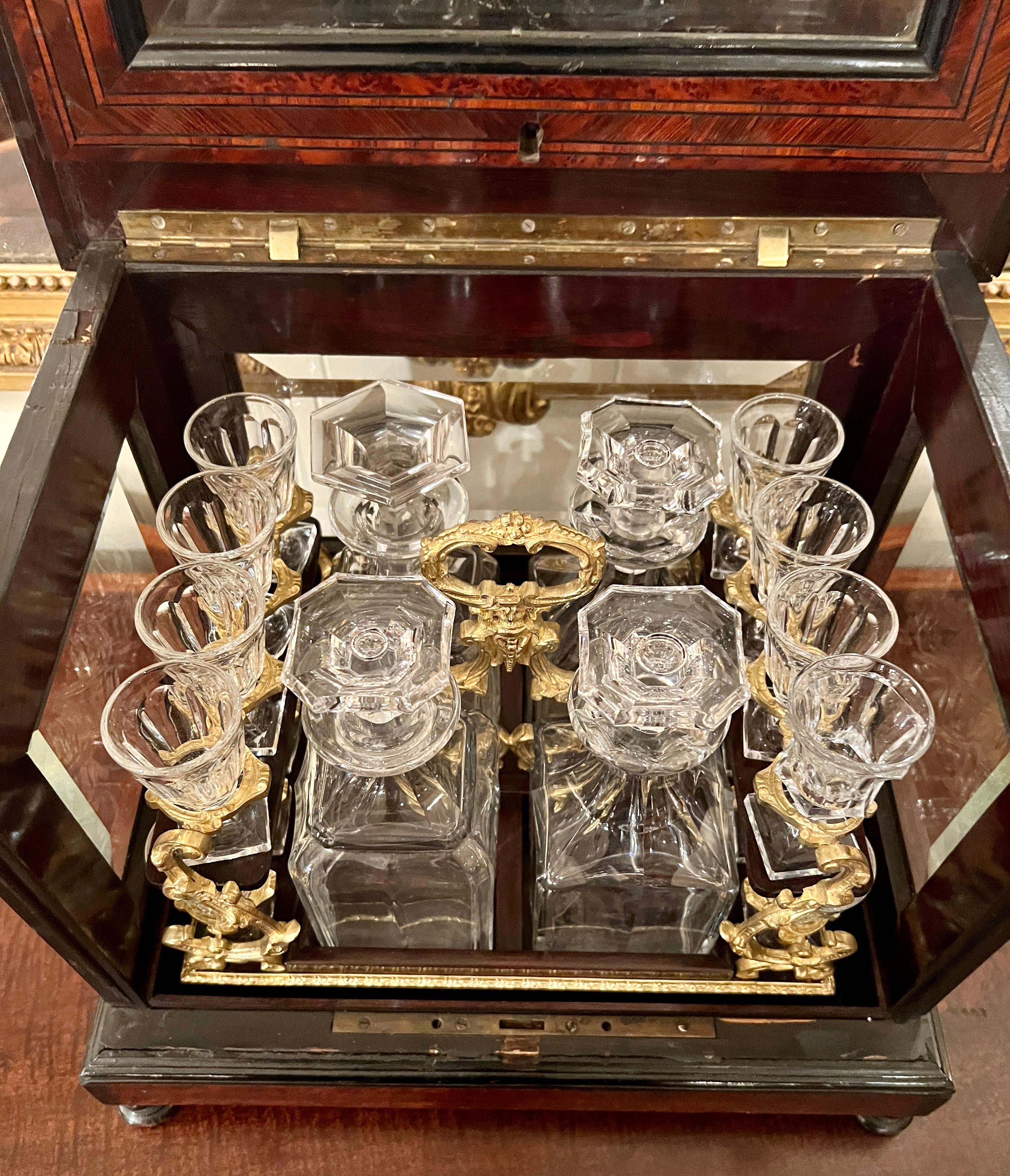 XIXe siècle Boîte à liqueur française ancienne avec verres en cristal d'origine datant d'environ 1890